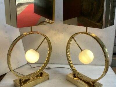 1980' Paire De Lampes Design En Laiton Et Opaline H 88 cm Ø 48 cm