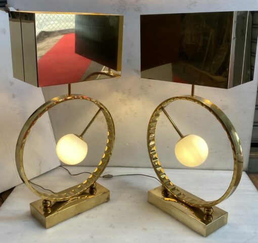 1980' Paire De Lampes Design En Laiton Et Opaline H 88 cm Ø 48 cm