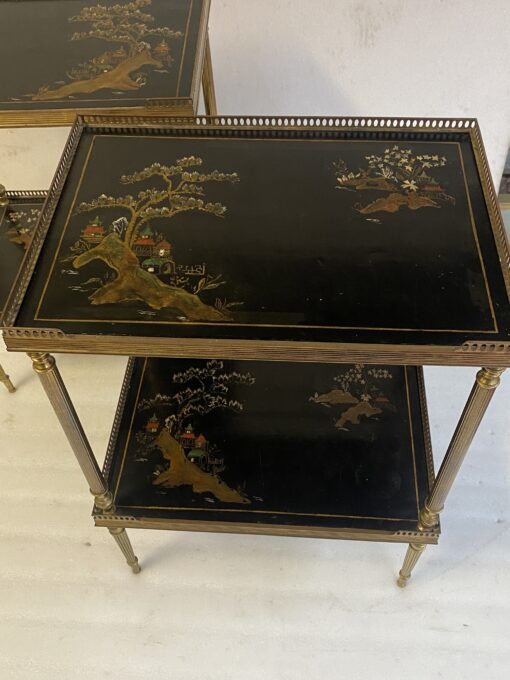 1970′ Paire de Bouts de Canapé En Bronze Rectangulaires Maison Jansen Plateaux Laques De Chine Avec Galeries Ajourées 47 X 33 cm – Image 11