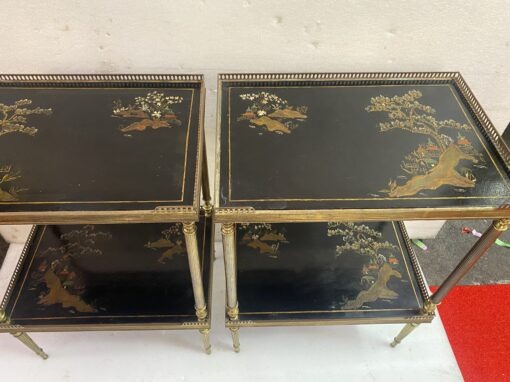1970′ Paire de Bouts de Canapé En Bronze Rectangulaires Maison Jansen Plateaux Laques De Chine Avec Galeries Ajourées 47 X 33 cm – Image 7