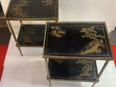 1970′ Paire de Bouts de Canapé En Bronze Rectangulaires Maison Jansen Plateaux Laques De Chine Avec Galeries Ajourées 47 X 33 cm