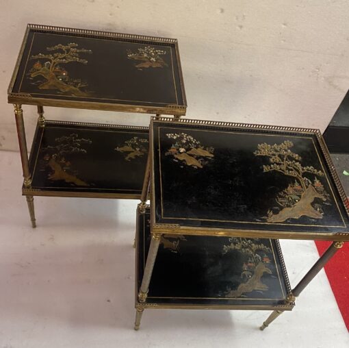 1970′ Paire de Bouts de Canapé En Bronze Rectangulaires Maison Jansen Plateaux Laques De Chine Avec Galeries Ajourées 47 X 33 cm – Image 4