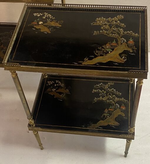 1970′ Paire de Bouts de Canapé En Bronze Rectangulaires Maison Jansen Plateaux Laques De Chine Avec Galeries Ajourées 47 X 33 cm – Image 3