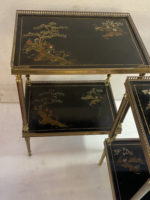 1970′ Paire de Bouts de Canapé En Bronze Rectangulaires Maison Jansen Plateaux Laques De Chine Avec Galeries Ajourées 47 X 33 cm – Image 2