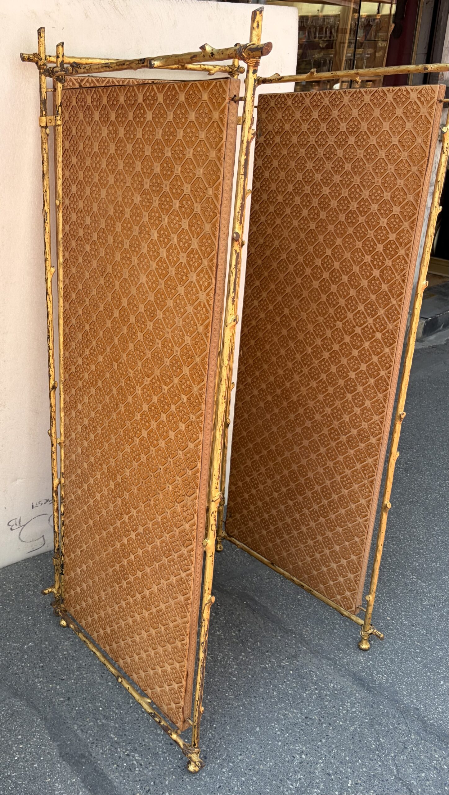 1950s Agostini-Style Gilded Wrought-Iron Screen with Leather-Covered Panels - Image 25