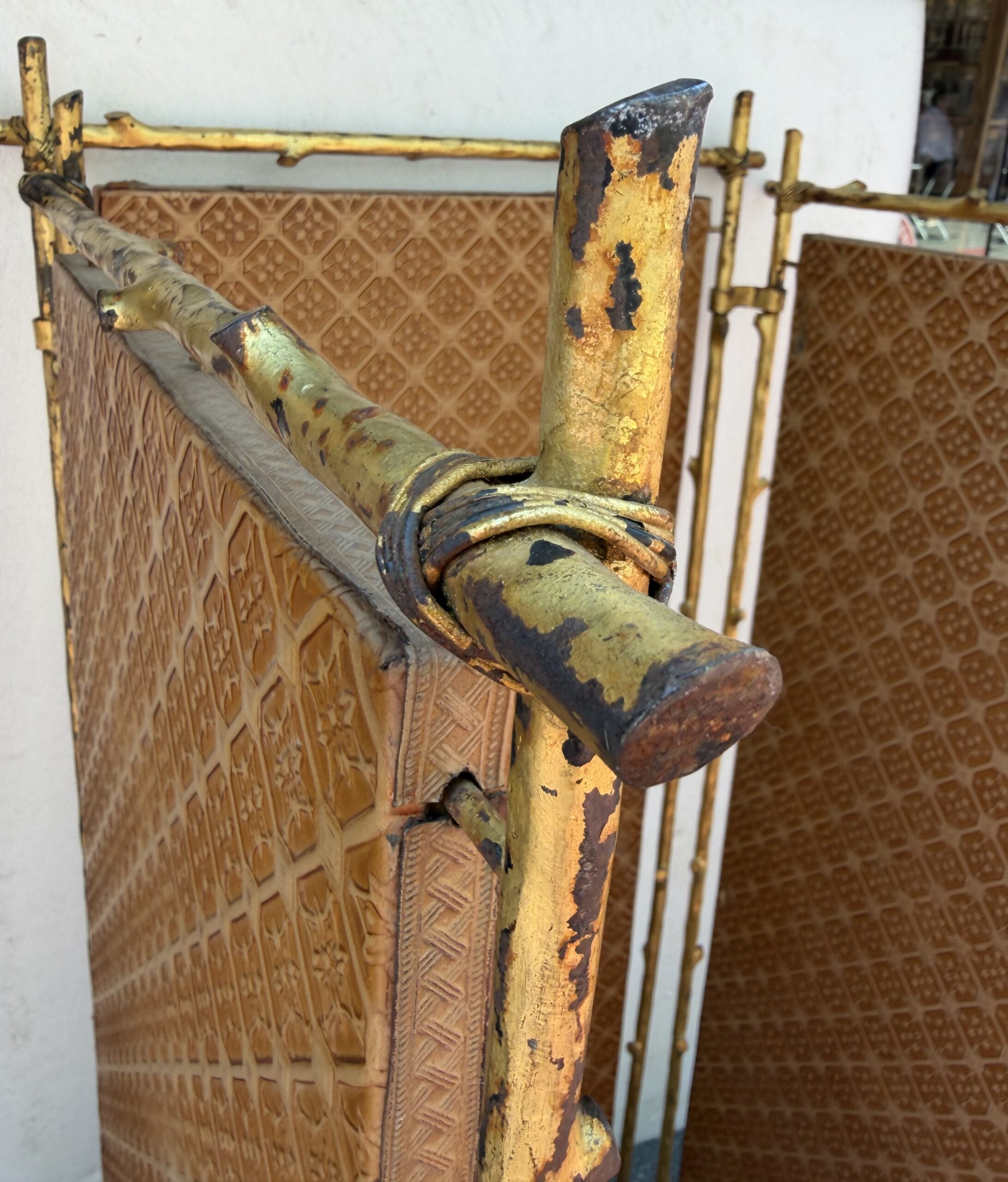 1950s Agostini-Style Gilded Wrought-Iron Screen with Leather-Covered Panels - Image 22
