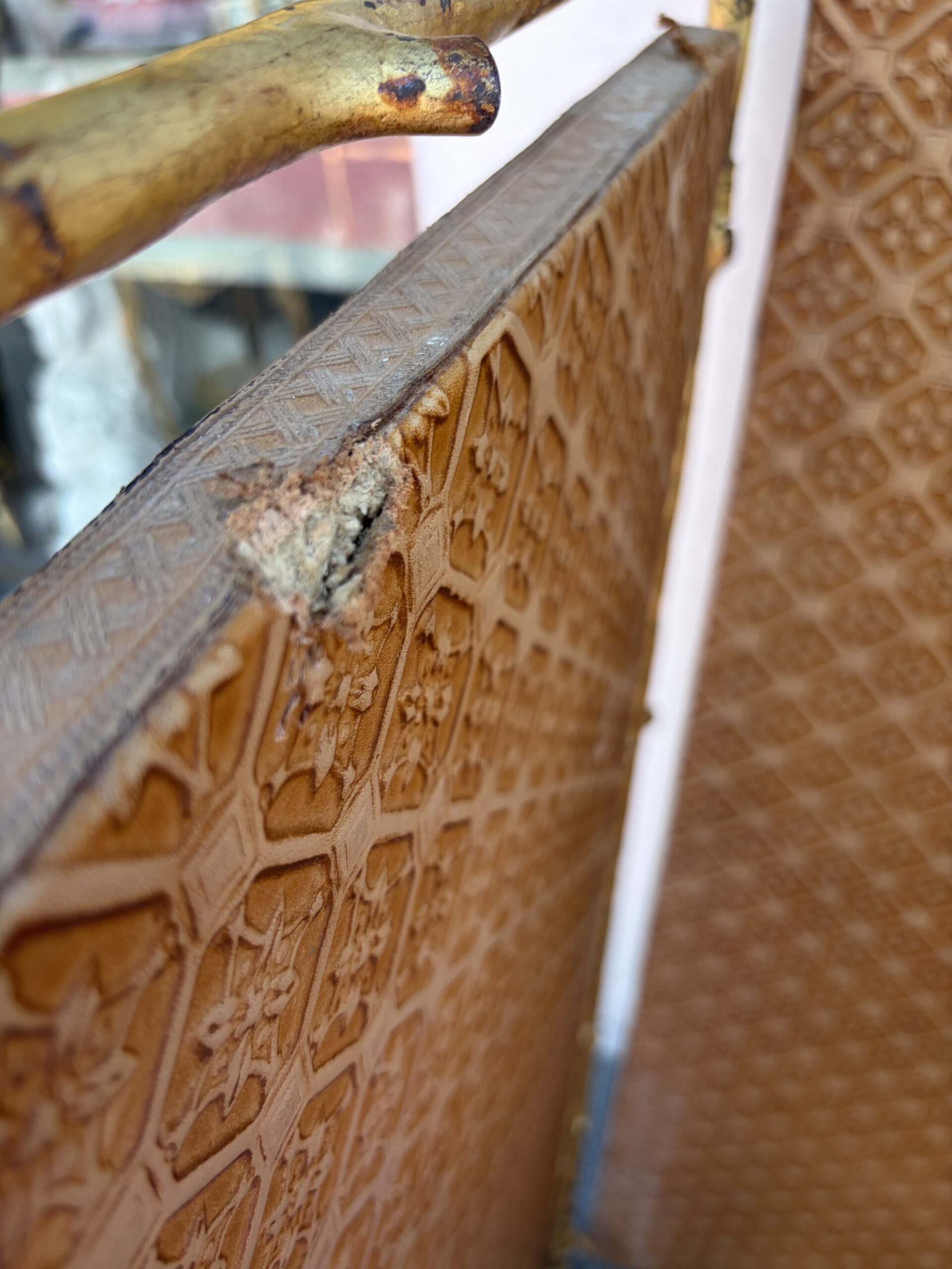 1950s Agostini-Style Gilded Wrought-Iron Screen with Leather-Covered Panels - Image 19