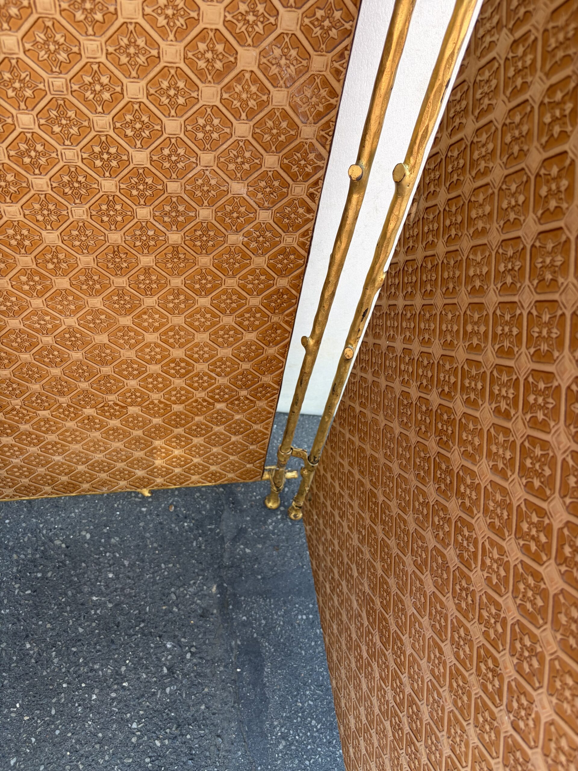 1950s Agostini-Style Gilded Wrought-Iron Screen with Leather-Covered Panels - Image 18
