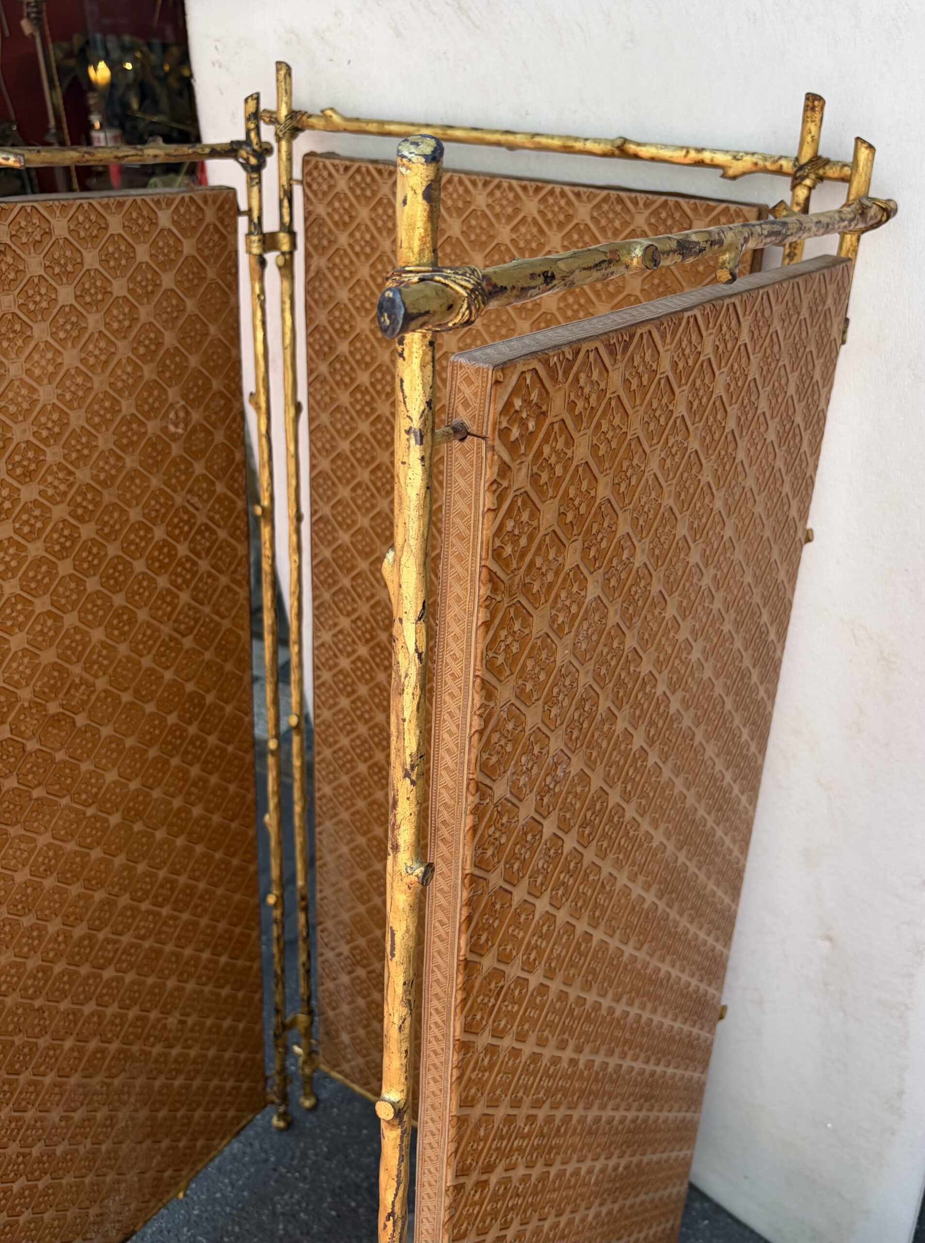 1950s Agostini-Style Gilded Wrought-Iron Screen with Leather-Covered Panels - Image 15