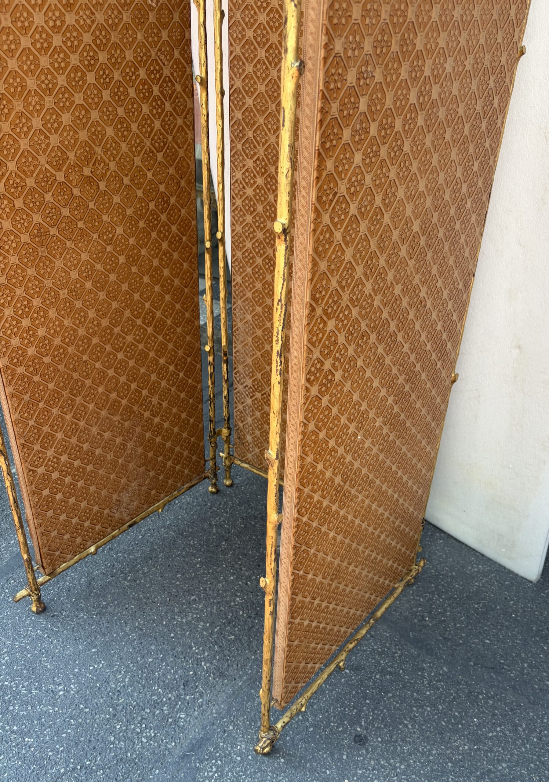 1950s Agostini-Style Gilded Wrought-Iron Screen with Leather-Covered Panels - Image 14