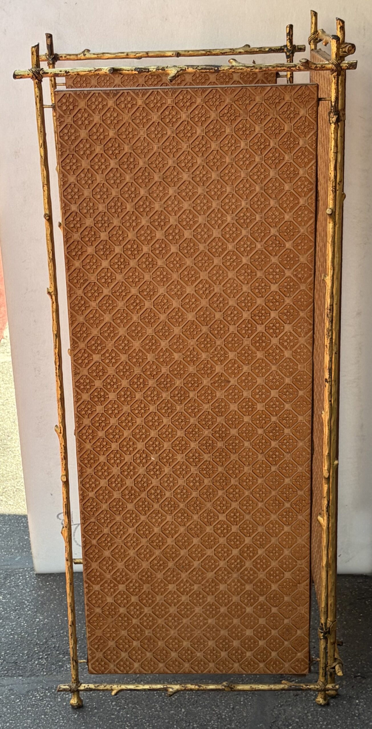 1950s Agostini-Style Gilded Wrought-Iron Screen with Leather-Covered Panels - Image 8