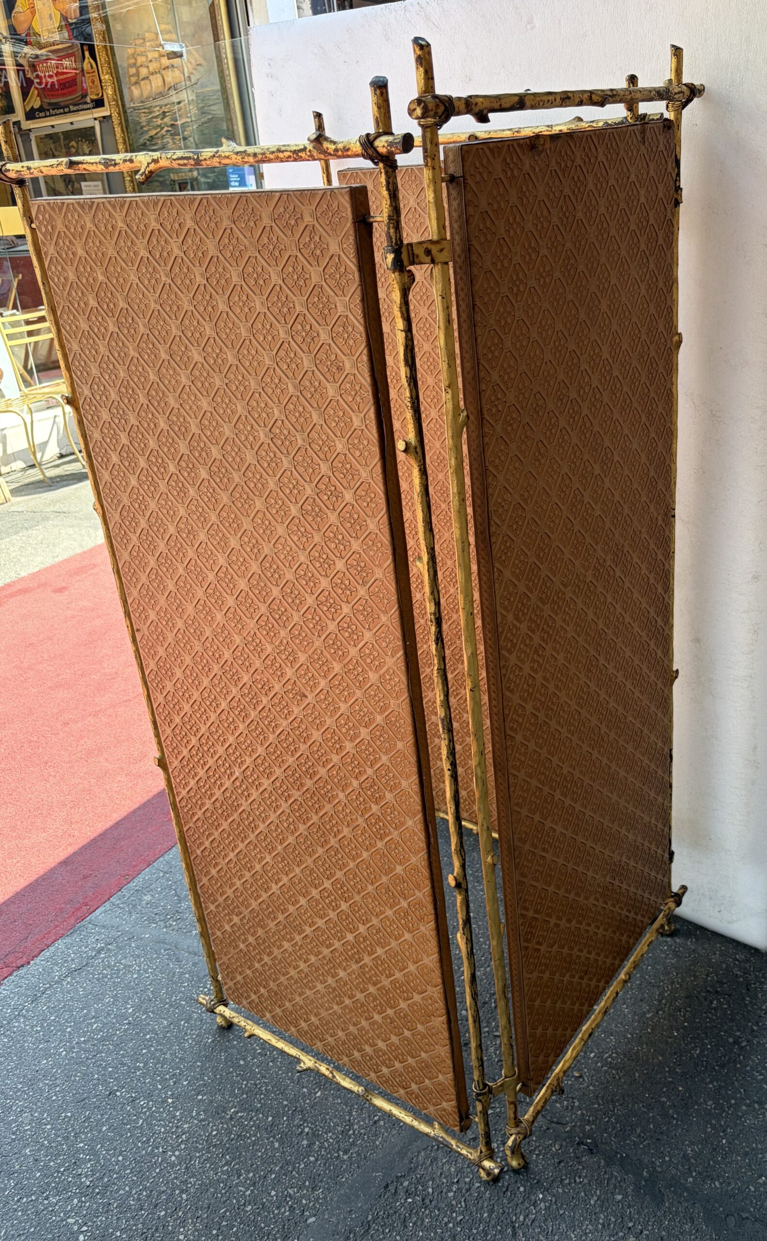1950s Agostini-Style Gilded Wrought-Iron Screen with Leather-Covered Panels - Image 7
