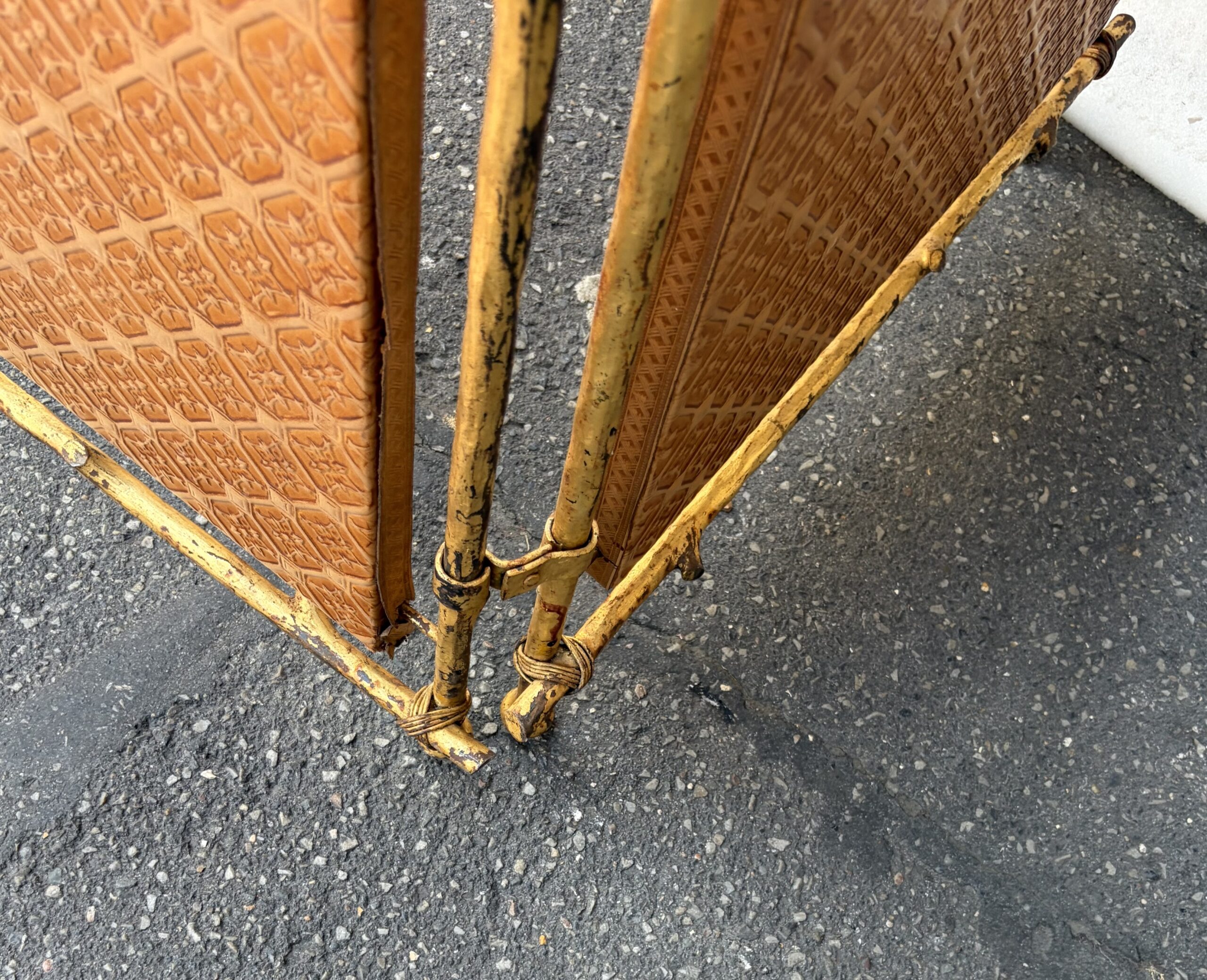 1950s Agostini-Style Gilded Wrought-Iron Screen with Leather-Covered Panels - Image 5