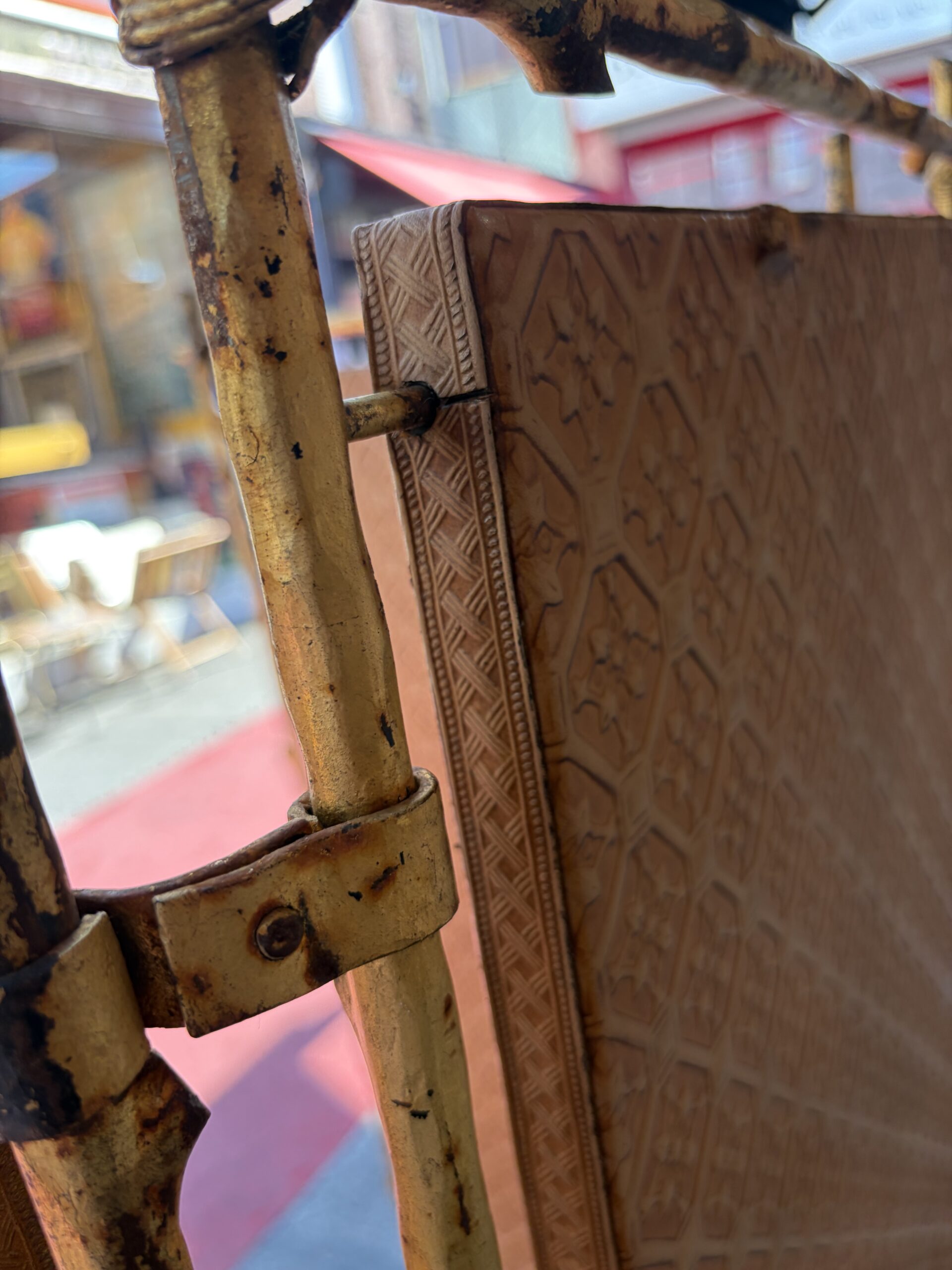 1950s Agostini-Style Gilded Wrought-Iron Screen with Leather-Covered Panels - Image 4