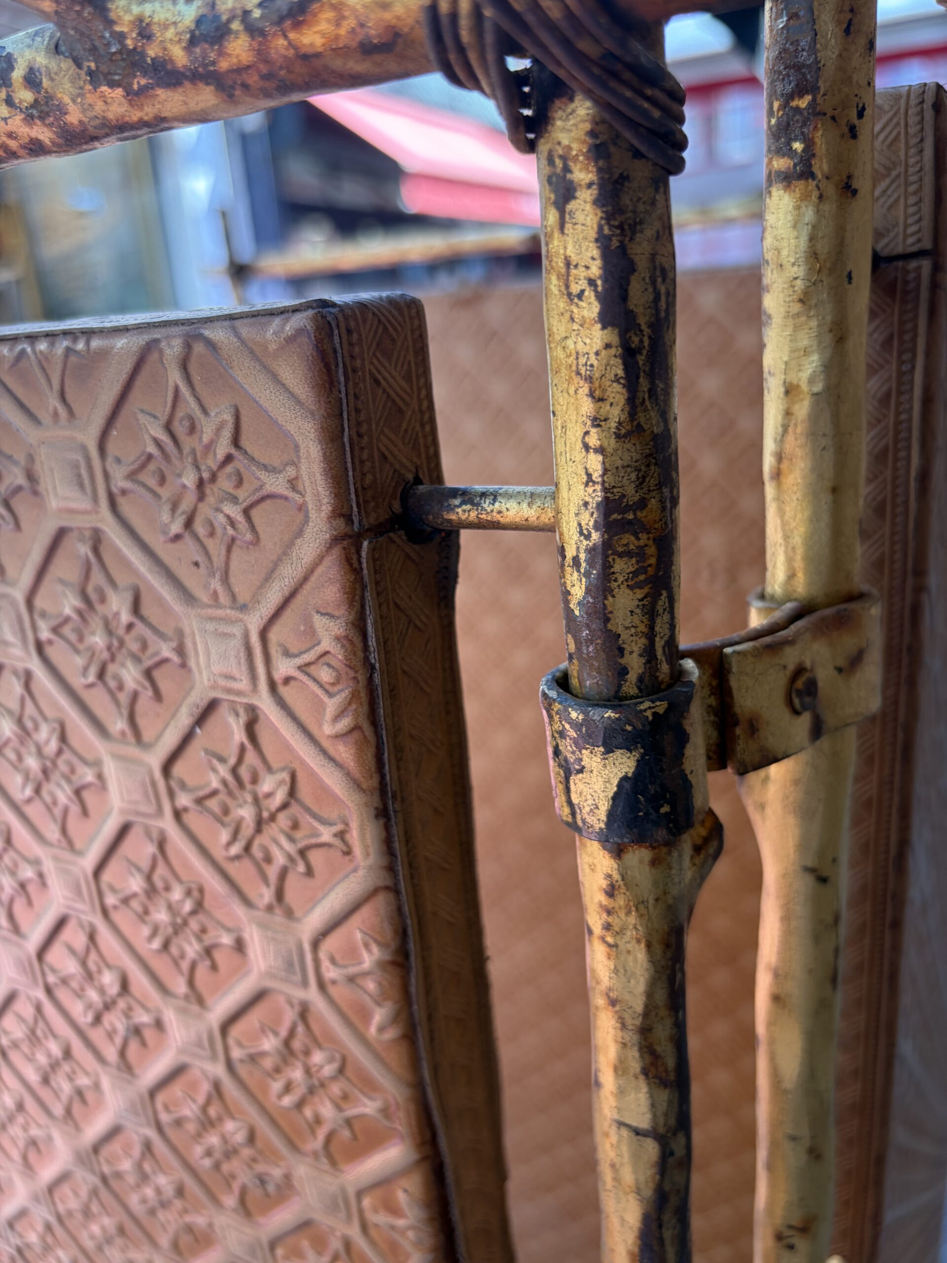 1950s Agostini-Style Gilded Wrought-Iron Screen with Leather-Covered Panels - Image 3