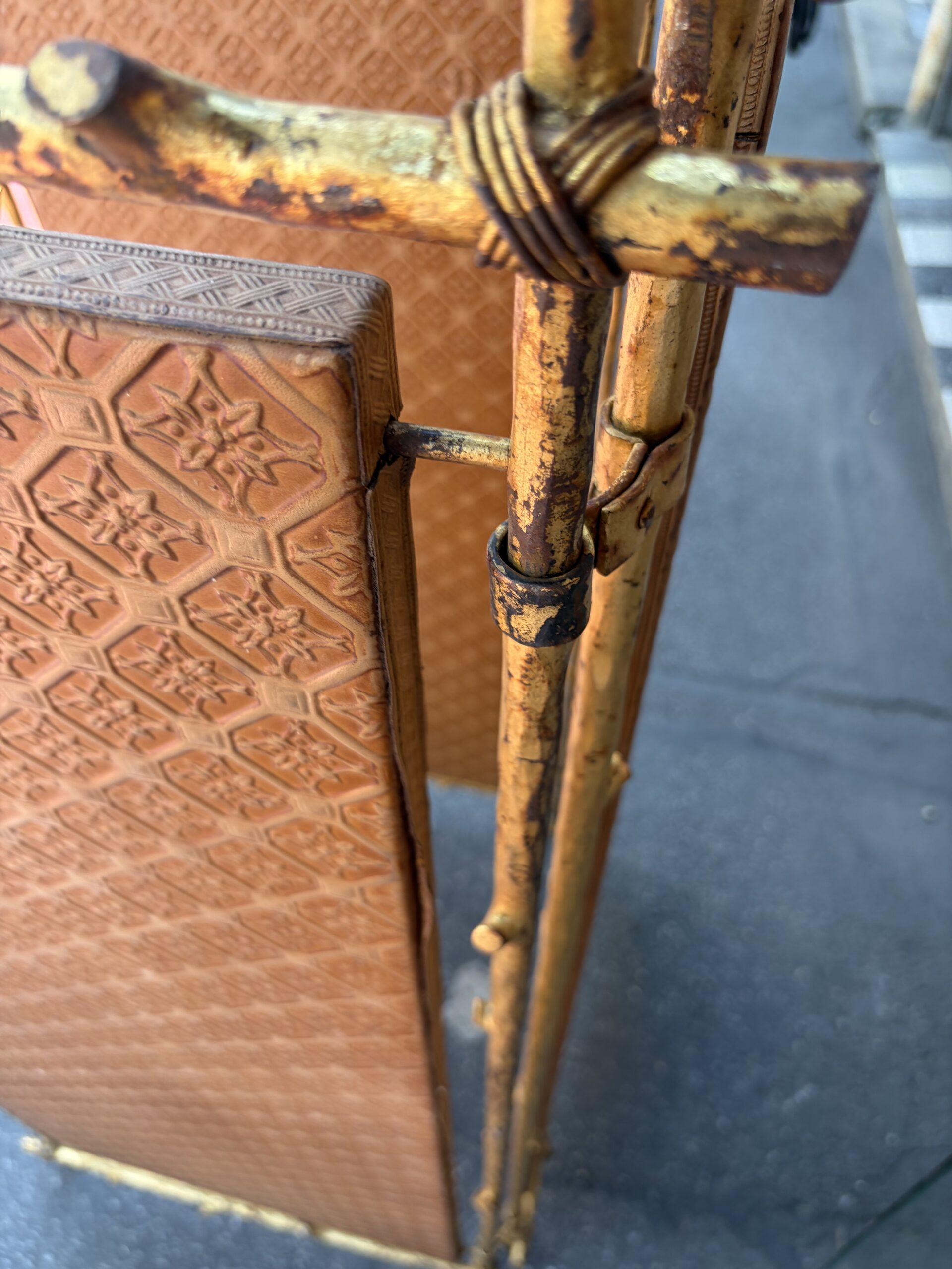 1950s Agostini-Style Gilded Wrought-Iron Screen with Leather-Covered Panels - Image 2