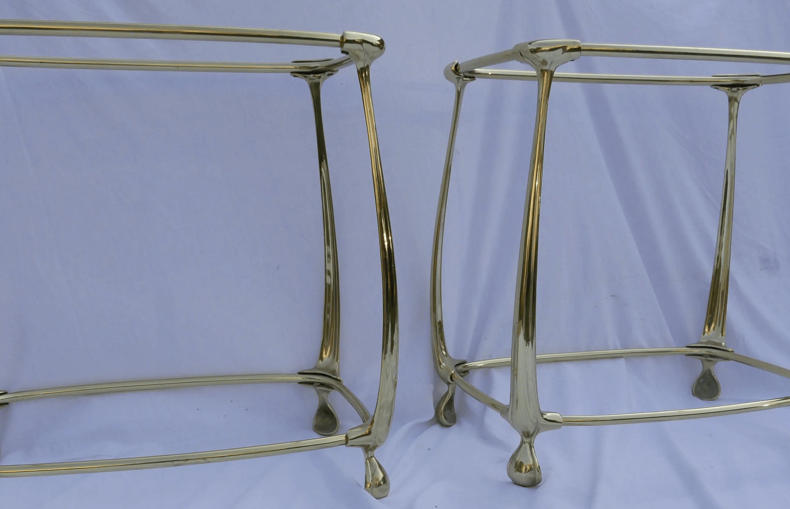 1970/80′ 2 Paires de Tables en Bronze Doré à 2 Niveaux Style Art Nouveau Plateaux Verre et Opaline 52 X 37 cm – Image 13