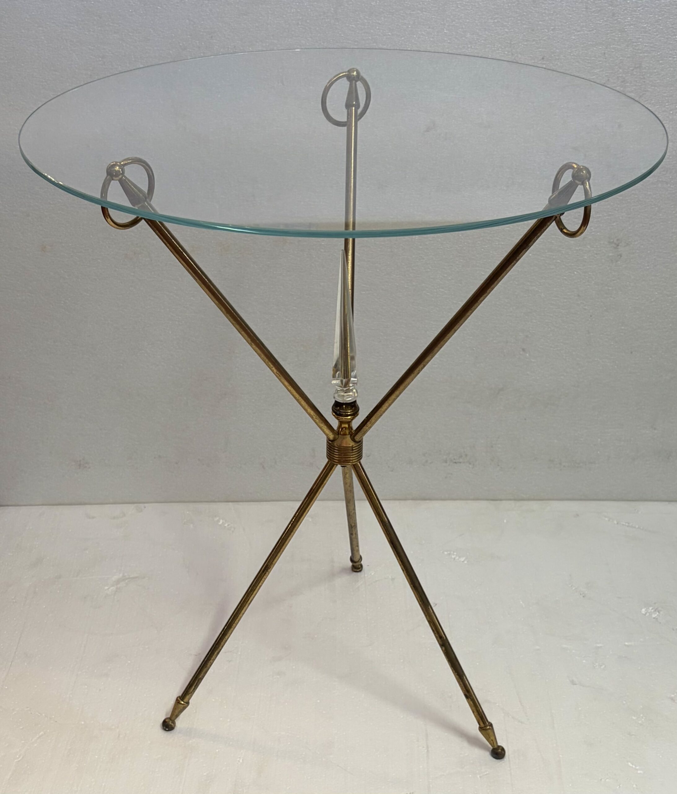 1950 ′ Guéridon Tripode Attribué a Jacques Adnet en Laiton avec Poignard Cristal Ø 60 H 70 cm