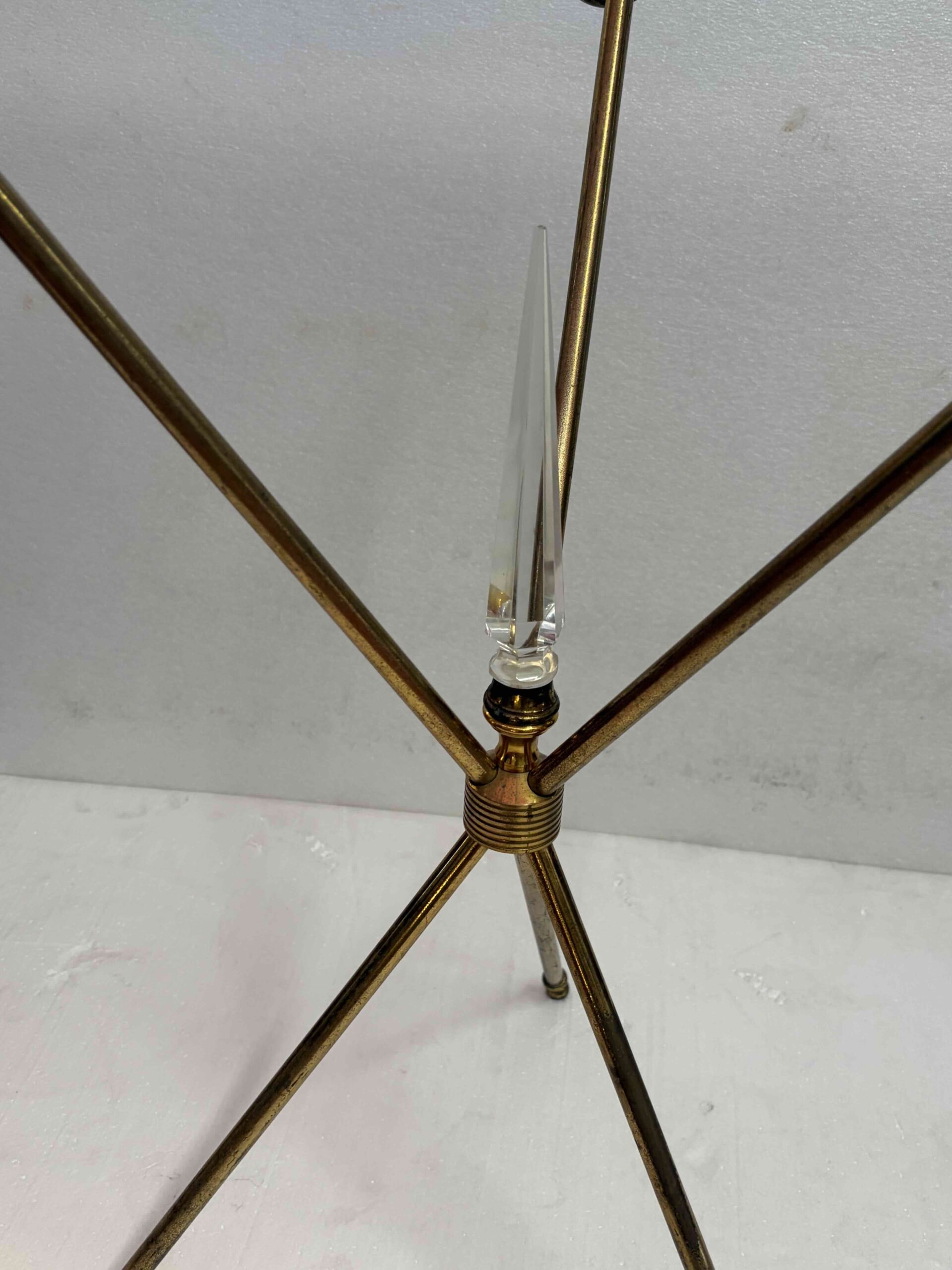 1950 ′ Guéridon Tripode Attribué a Jacques Adnet en Laiton avec Poignard Cristal Ø 60 H 70 cm – Image 8