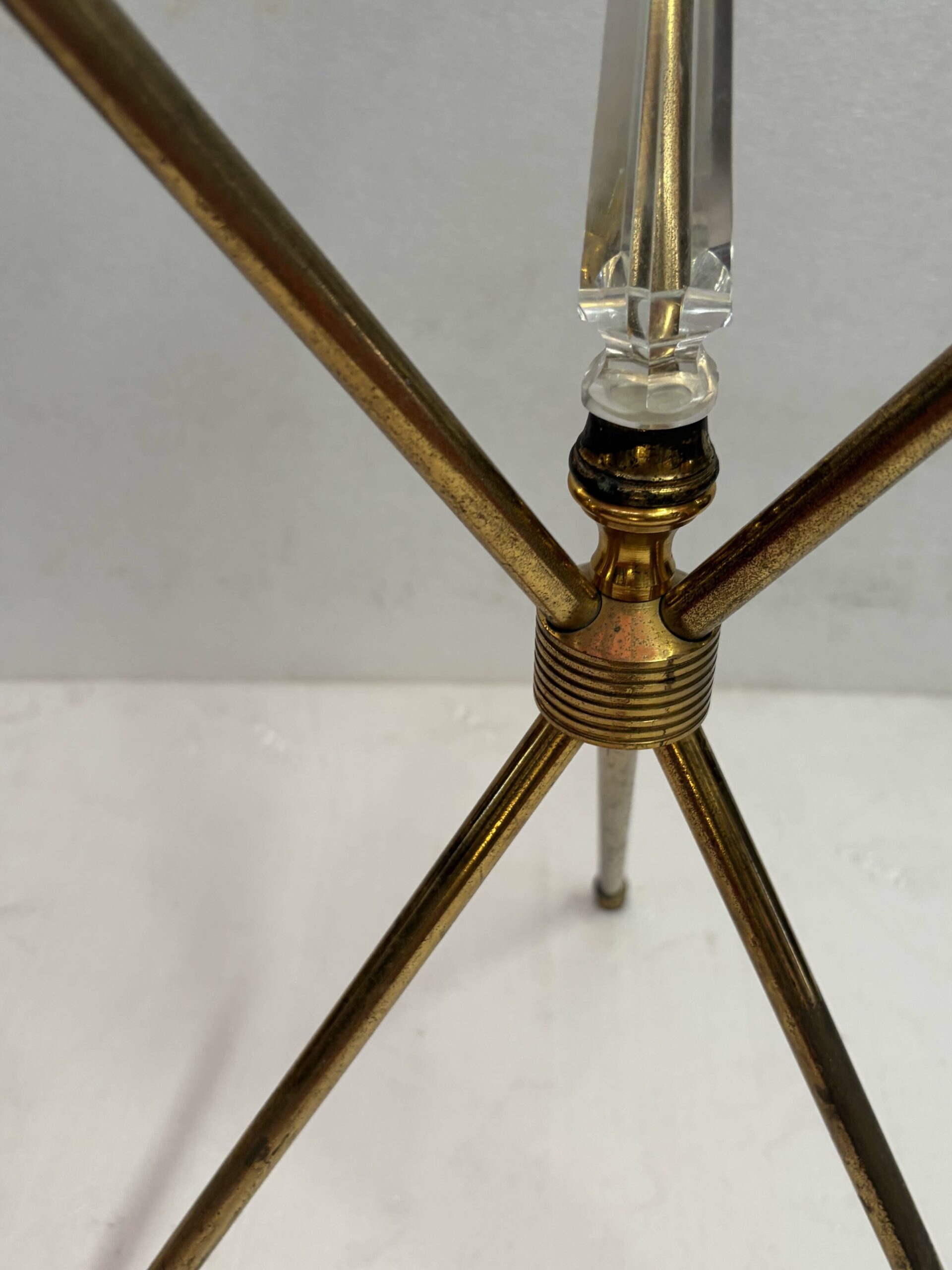 1950 ′ Guéridon Tripode Attribué a Jacques Adnet en Laiton avec Poignard Cristal Ø 60 H 70 cm – Image 7