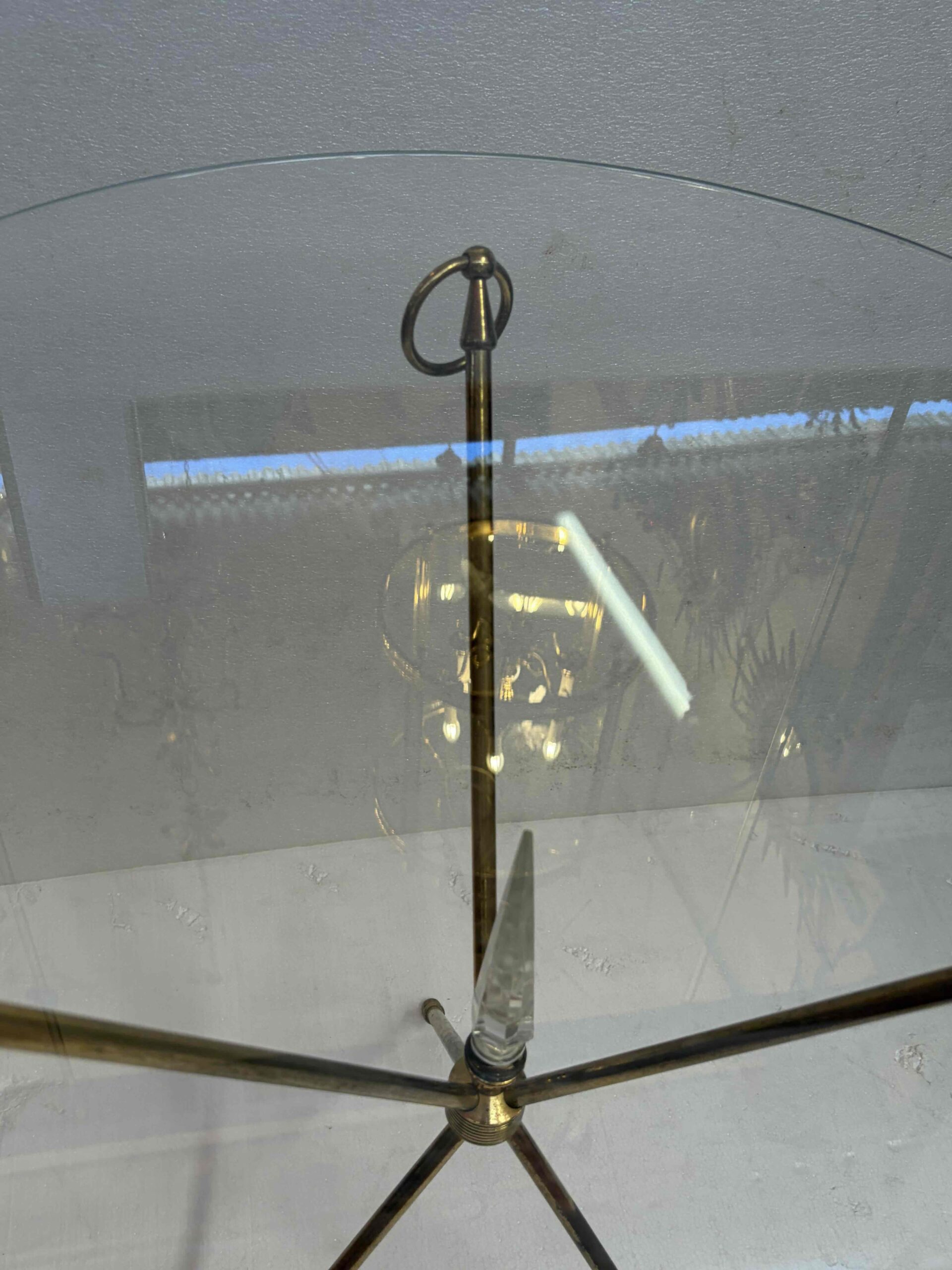 1950 ′ Guéridon Tripode Attribué a Jacques Adnet en Laiton avec Poignard Cristal Ø 60 H 70 cm – Image 6