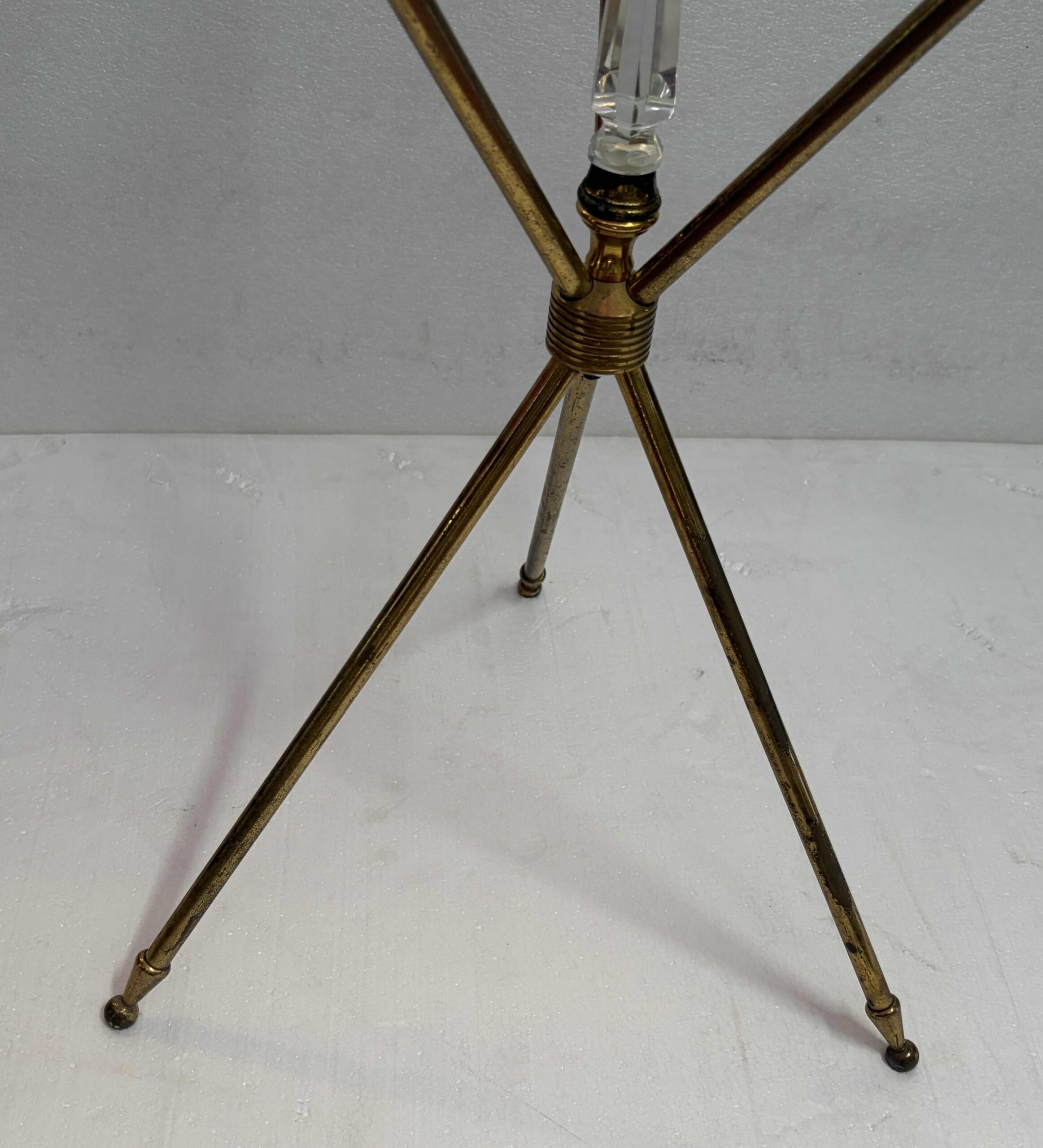 1950 ′ Guéridon Tripode Attribué a Jacques Adnet en Laiton avec Poignard Cristal Ø 60 H 70 cm – Image 5