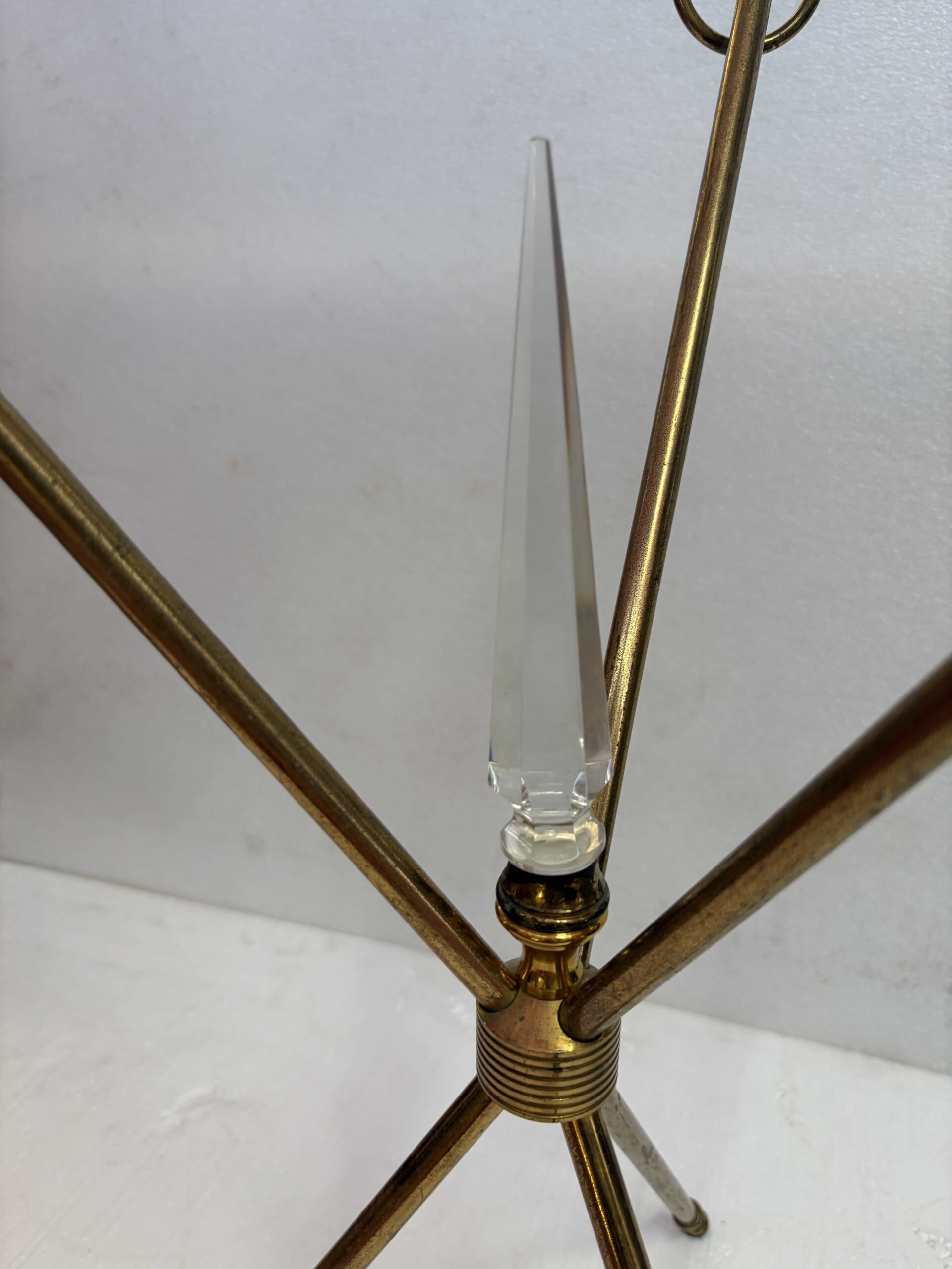 1950 ′ Guéridon Tripode Attribué a Jacques Adnet en Laiton avec Poignard Cristal Ø 60 H 70 cm – Image 4