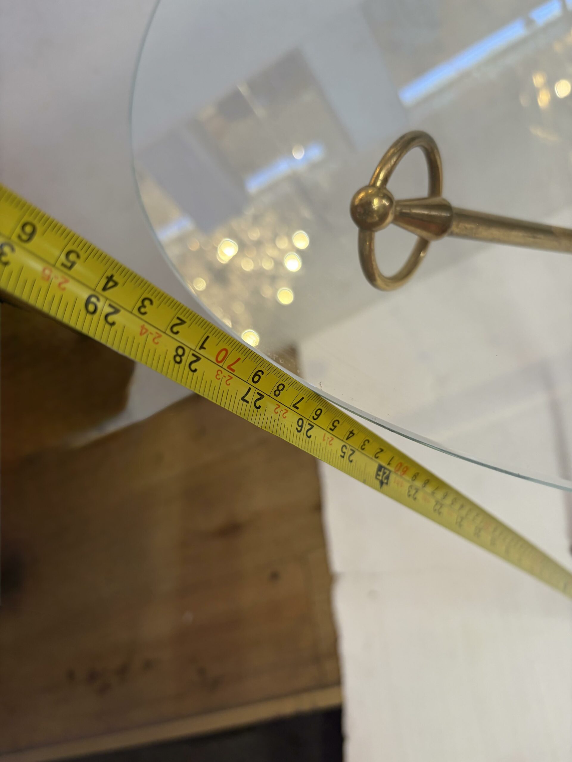 1950 ′ Guéridon Tripode Attribué a Jacques Adnet en Laiton avec Poignard Cristal Ø 60 H 70 cm – Image 3