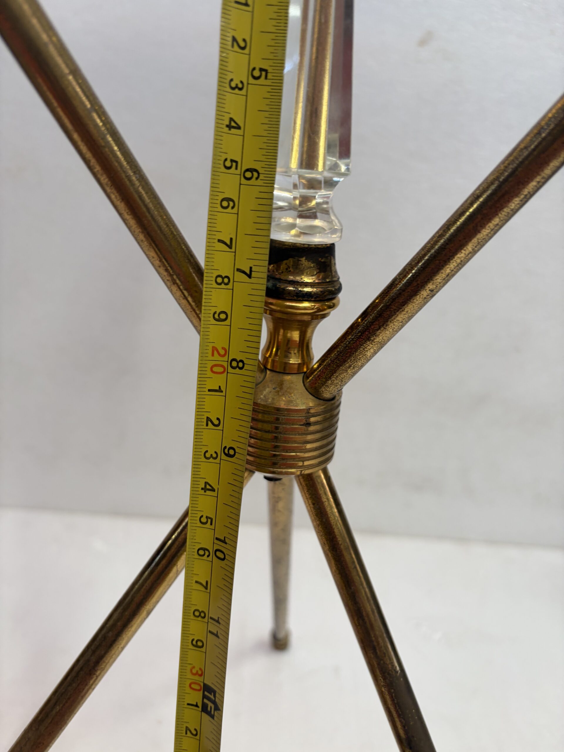 1950 ′ Guéridon Tripode Attribué a Jacques Adnet en Laiton avec Poignard Cristal Ø 60 H 70 cm – Image 10
