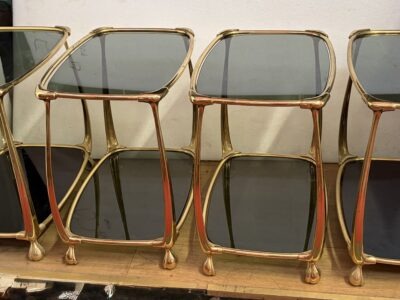 1970/80′ 2 Paires de Tables en Bronze Doré à 2 Niveaux Style Art Nouveau Plateaux Verre et Opaline 52 X 37 cm