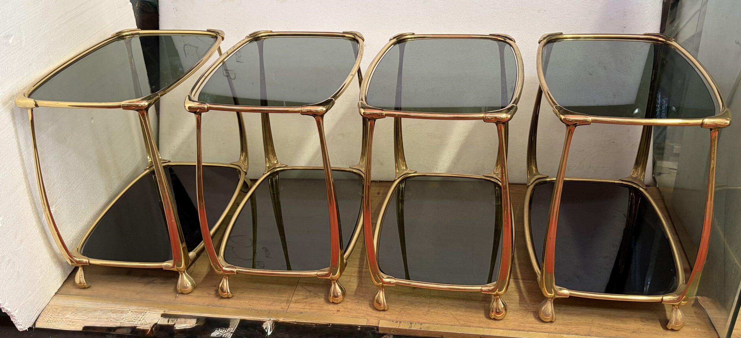 1970/80′ 2 Paires de Tables en Bronze Doré à 2 Niveaux Style Art Nouveau Plateaux Verre et Opaline 52 X 37 cm
