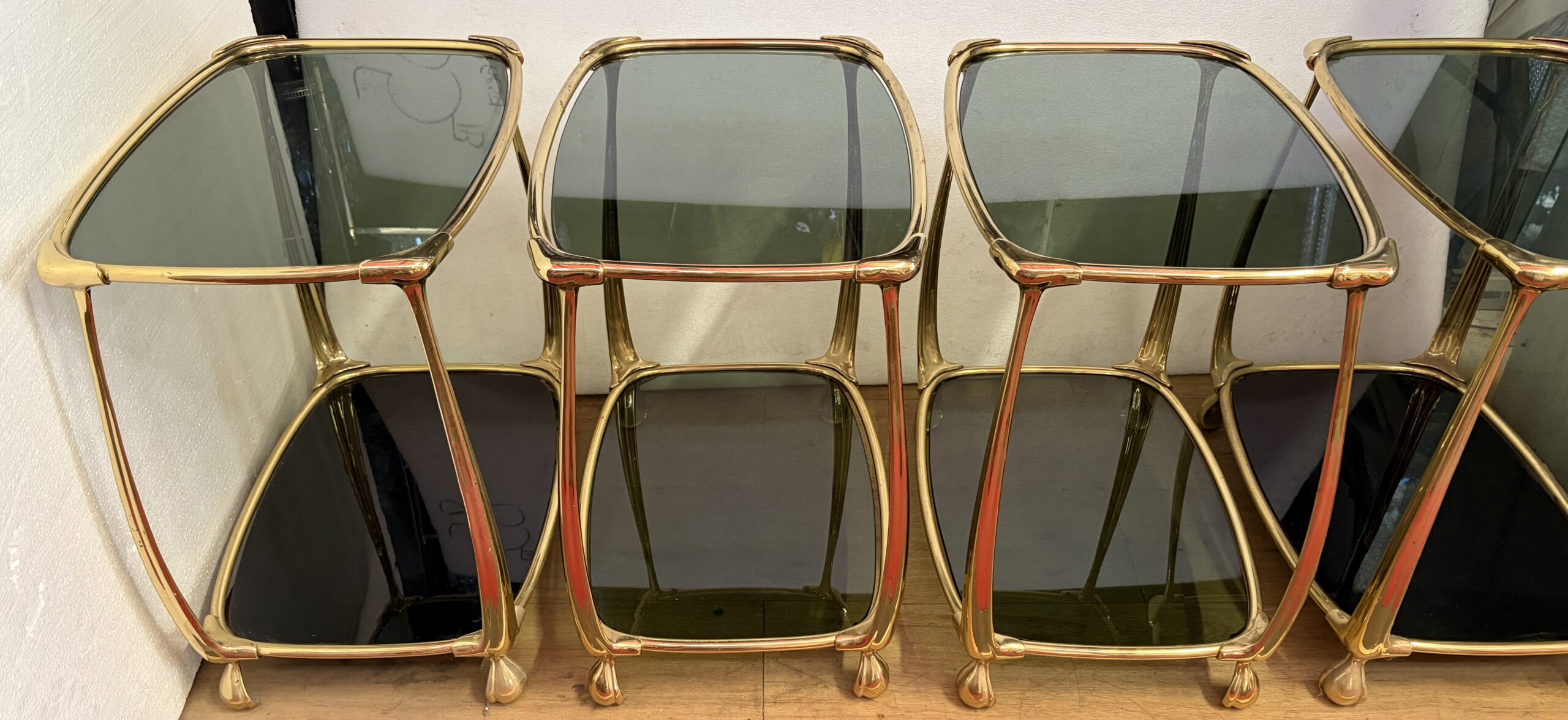 1970/80′ 2 Paires de Tables en Bronze Doré à 2 Niveaux Style Art Nouveau Plateaux Verre et Opaline 52 X 37 cm – Image 12