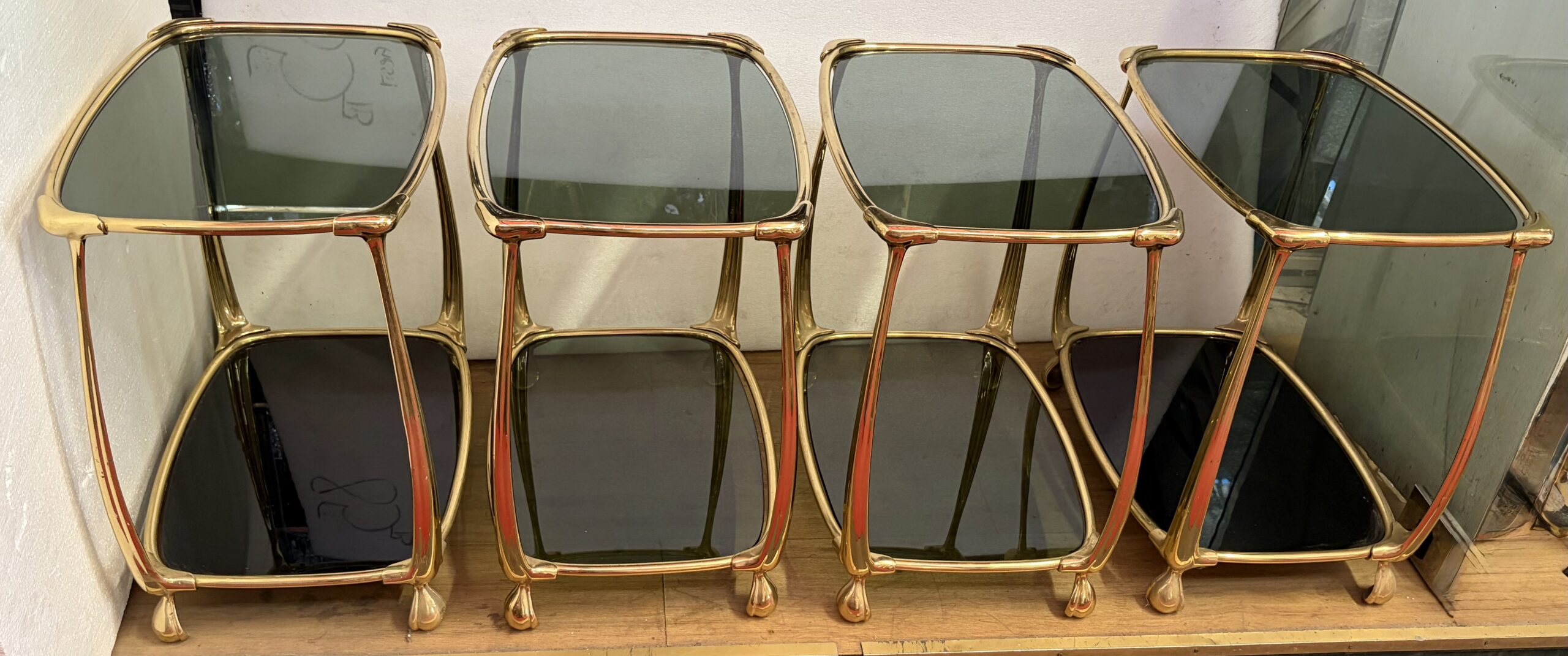 1970/80′ 2 Paires de Tables en Bronze Doré à 2 Niveaux Style Art Nouveau Plateaux Verre et Opaline 52 X 37 cm – Image 11
