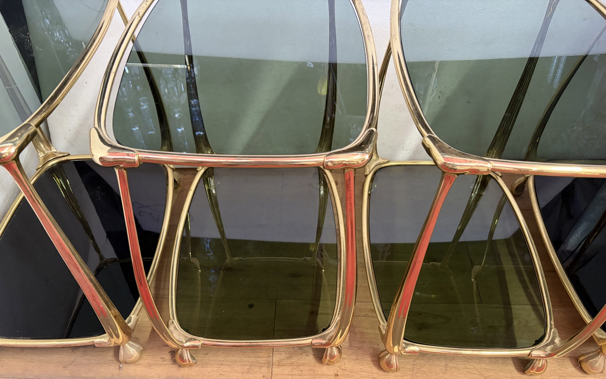 1970/80′ 2 Paires de Tables en Bronze Doré à 2 Niveaux Style Art Nouveau Plateaux Verre et Opaline 52 X 37 cm – Image 10