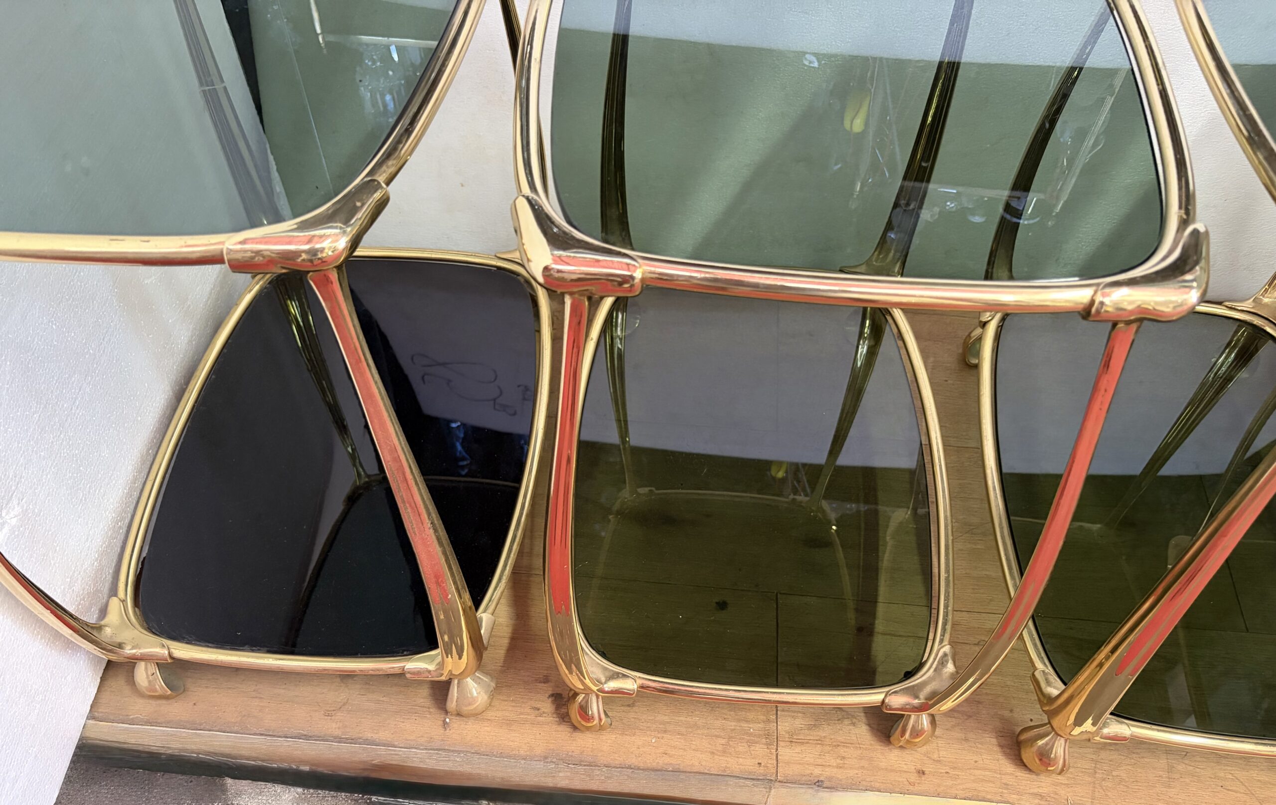 1970/80′ 2 Paires de Tables en Bronze Doré à 2 Niveaux Style Art Nouveau Plateaux Verre et Opaline 52 X 37 cm – Image 9