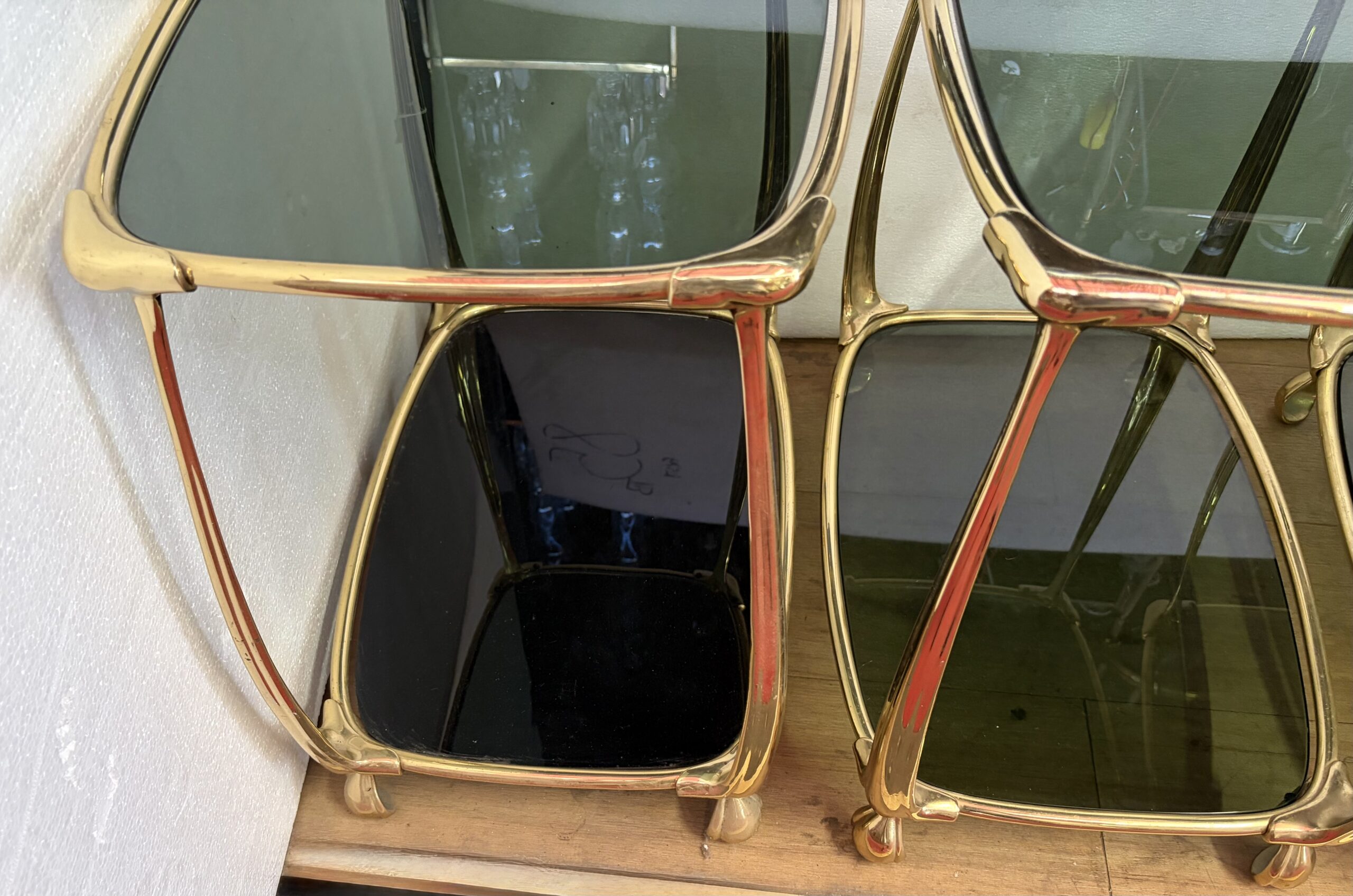 1970/80′ 2 Paires de Tables en Bronze Doré à 2 Niveaux Style Art Nouveau Plateaux Verre et Opaline 52 X 37 cm – Image 8
