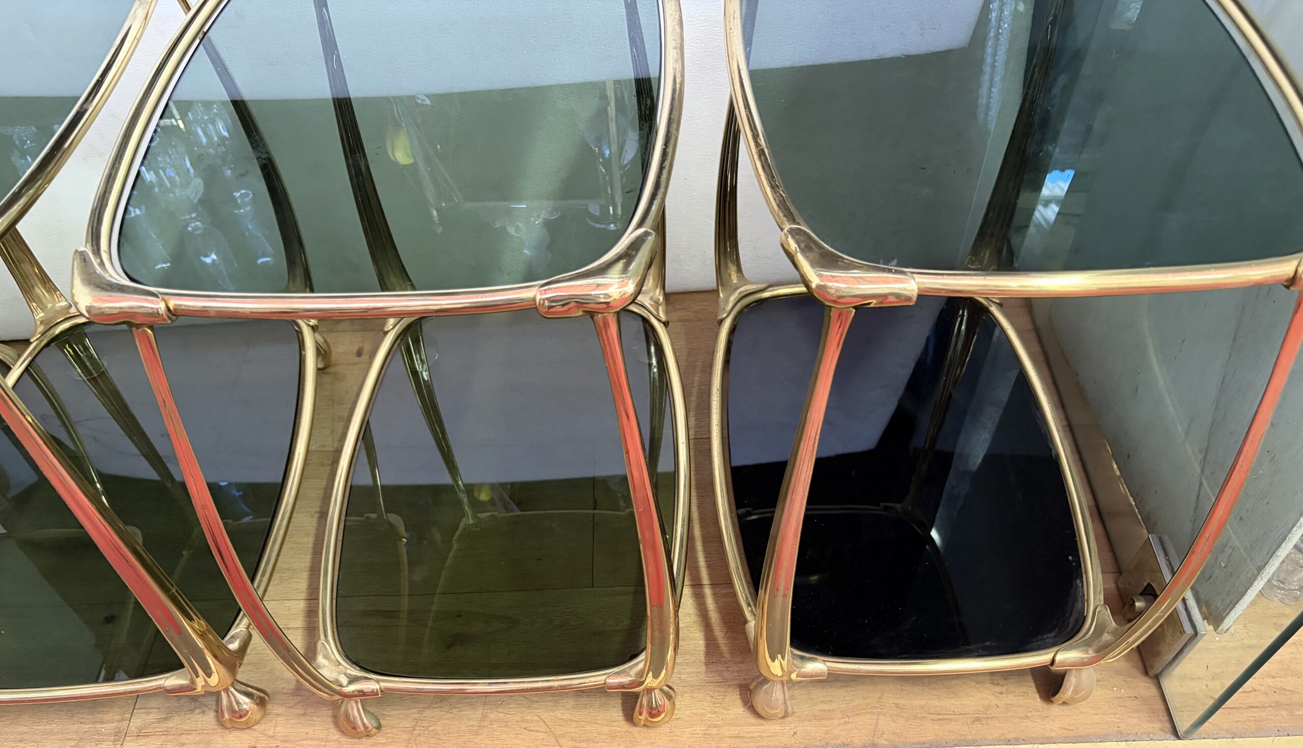 1970/80′ 2 Paires de Tables en Bronze Doré à 2 Niveaux Style Art Nouveau Plateaux Verre et Opaline 52 X 37 cm – Image 7