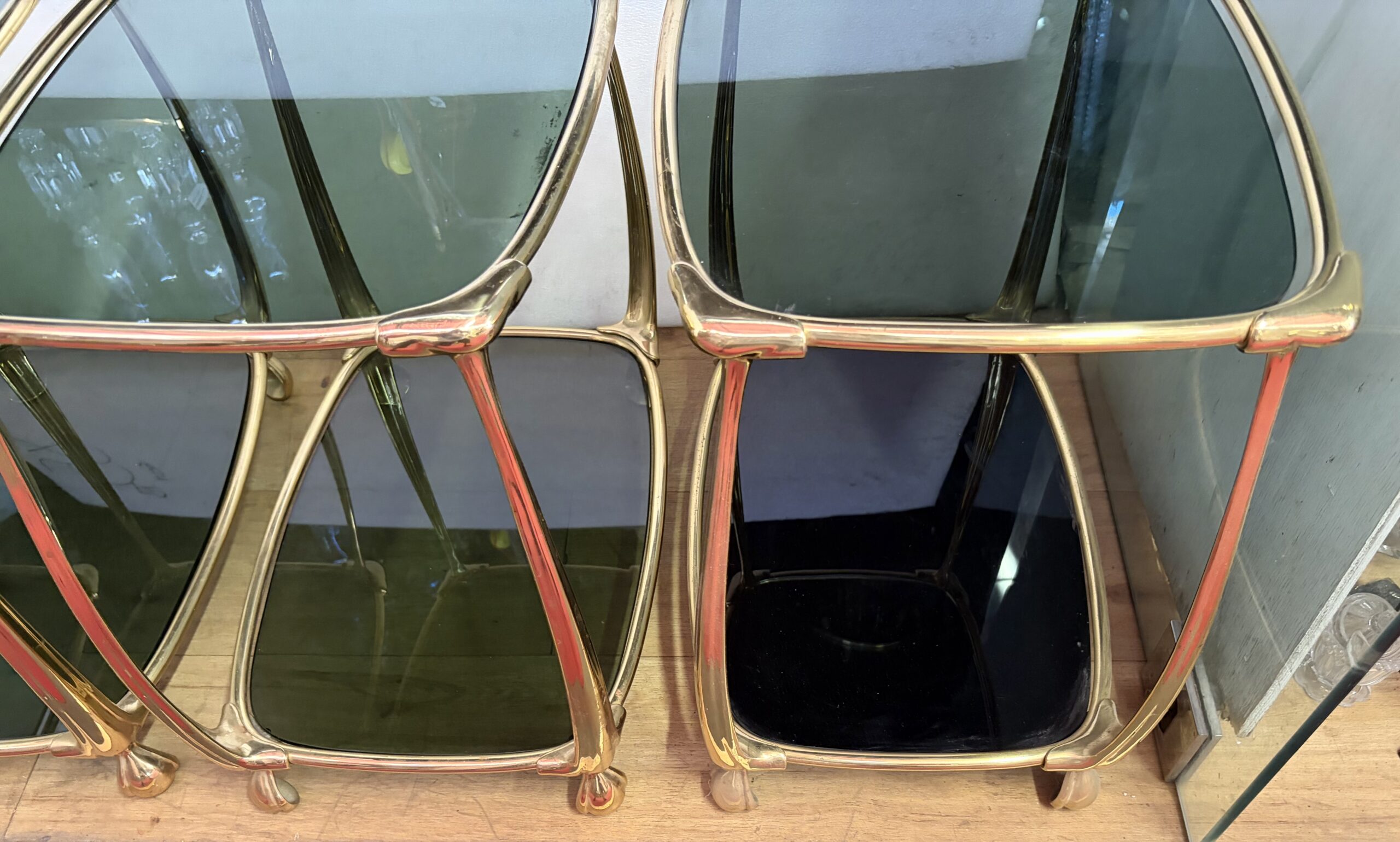 1970/80′ 2 Paires de Tables en Bronze Doré à 2 Niveaux Style Art Nouveau Plateaux Verre et Opaline 52 X 37 cm – Image 6