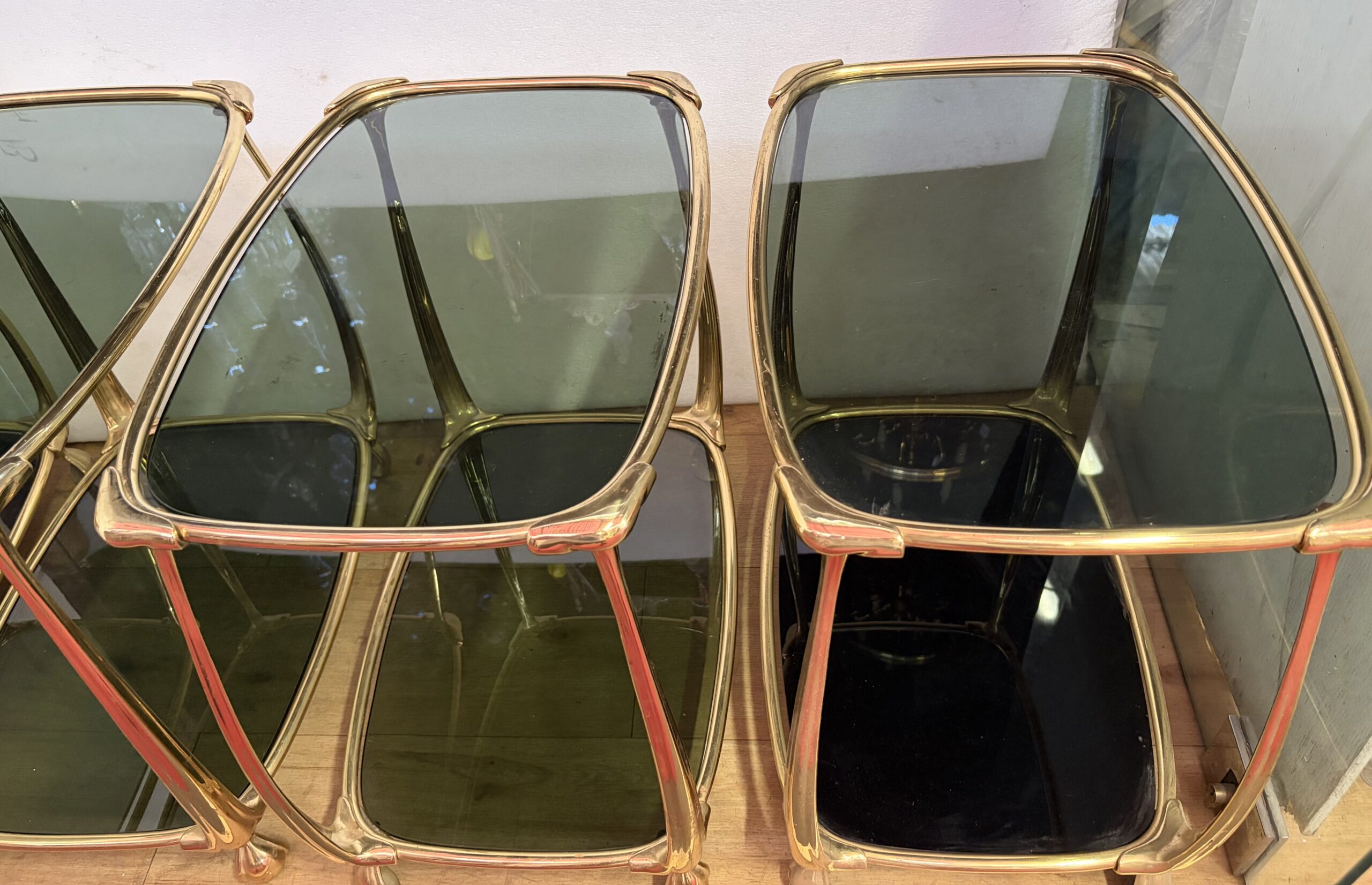 1970/80′ 2 Paires de Tables en Bronze Doré à 2 Niveaux Style Art Nouveau Plateaux Verre et Opaline 52 X 37 cm – Image 5