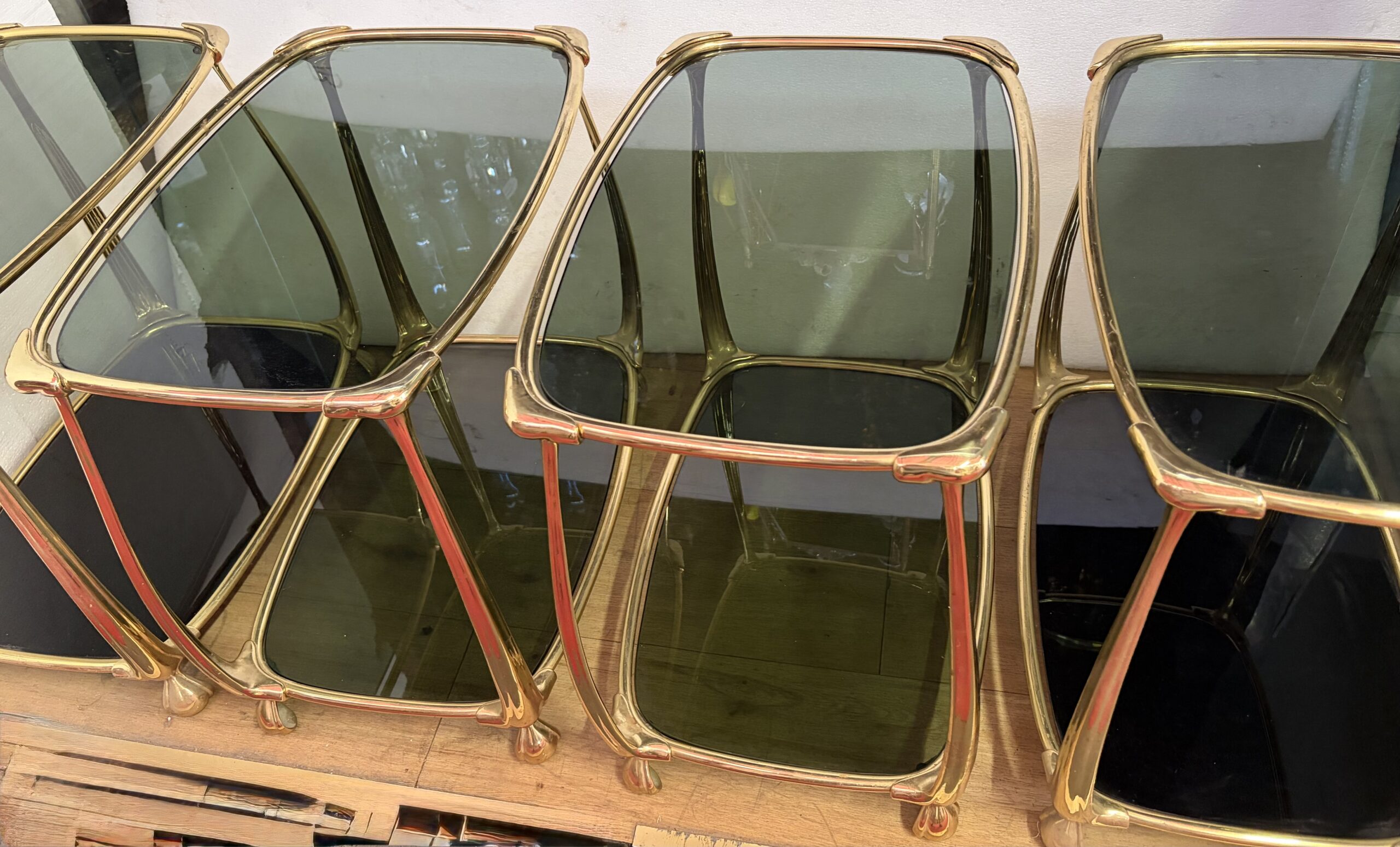 1970/80′ 2 Paires de Tables en Bronze Doré à 2 Niveaux Style Art Nouveau Plateaux Verre et Opaline 52 X 37 cm – Image 4