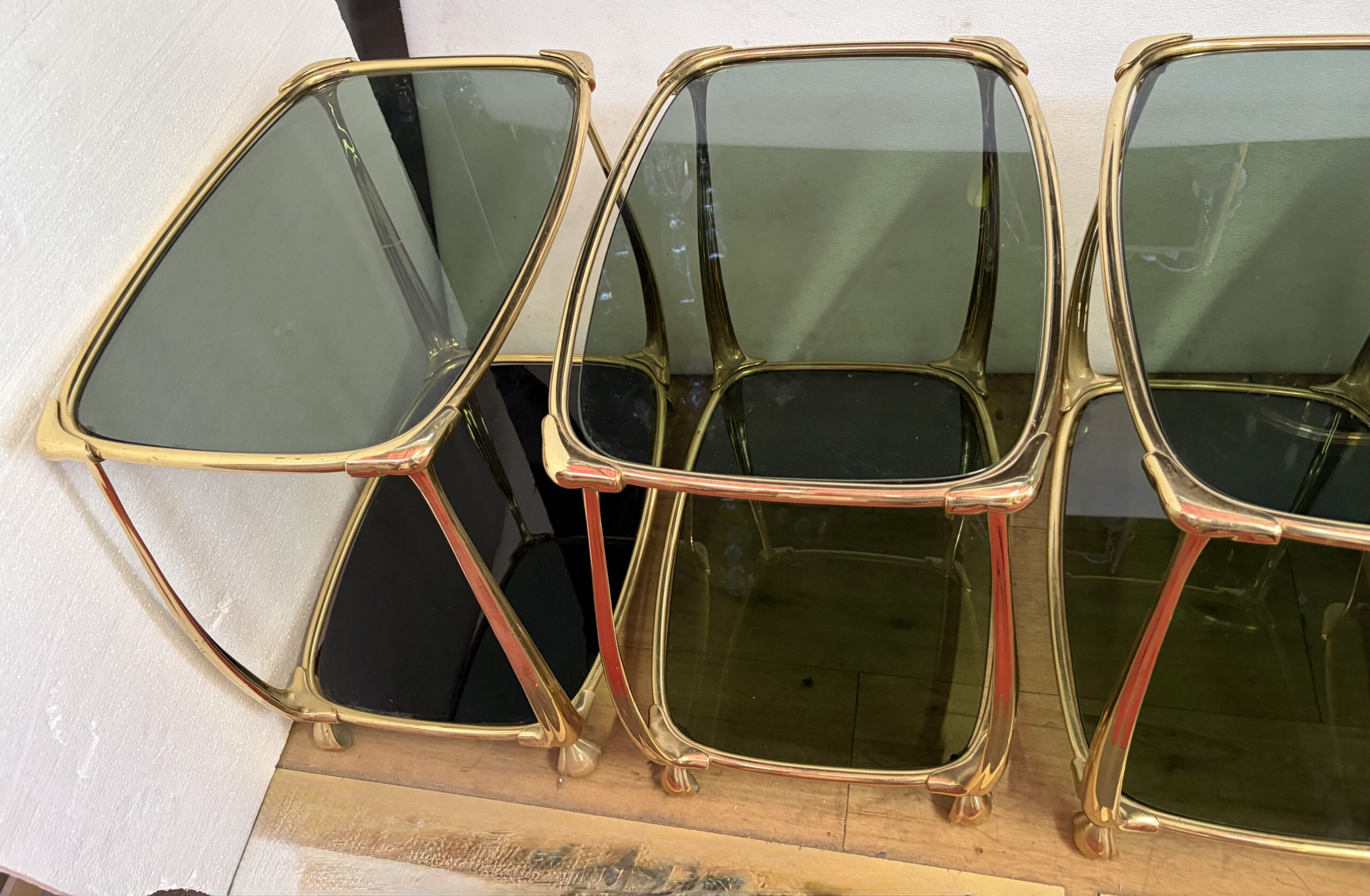 1970/80′ 2 Paires de Tables en Bronze Doré à 2 Niveaux Style Art Nouveau Plateaux Verre et Opaline 52 X 37 cm – Image 3