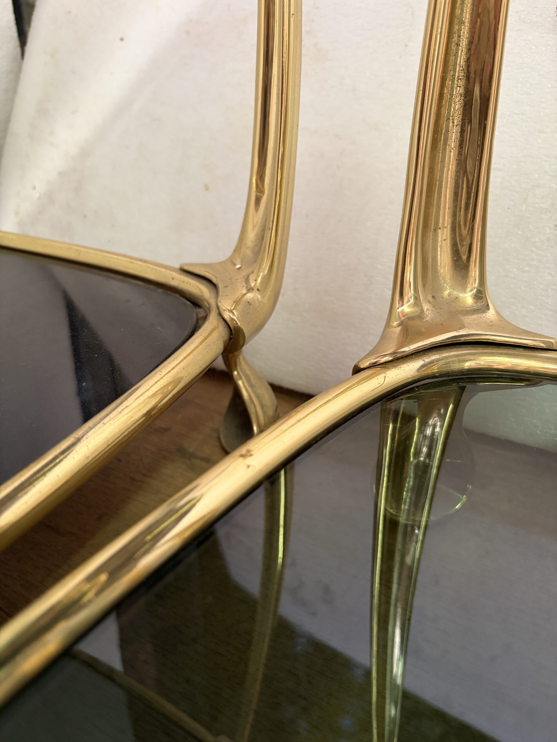 1970/80′ 2 Paires de Tables en Bronze Doré à 2 Niveaux Style Art Nouveau Plateaux Verre et Opaline 52 X 37 cm – Image 2