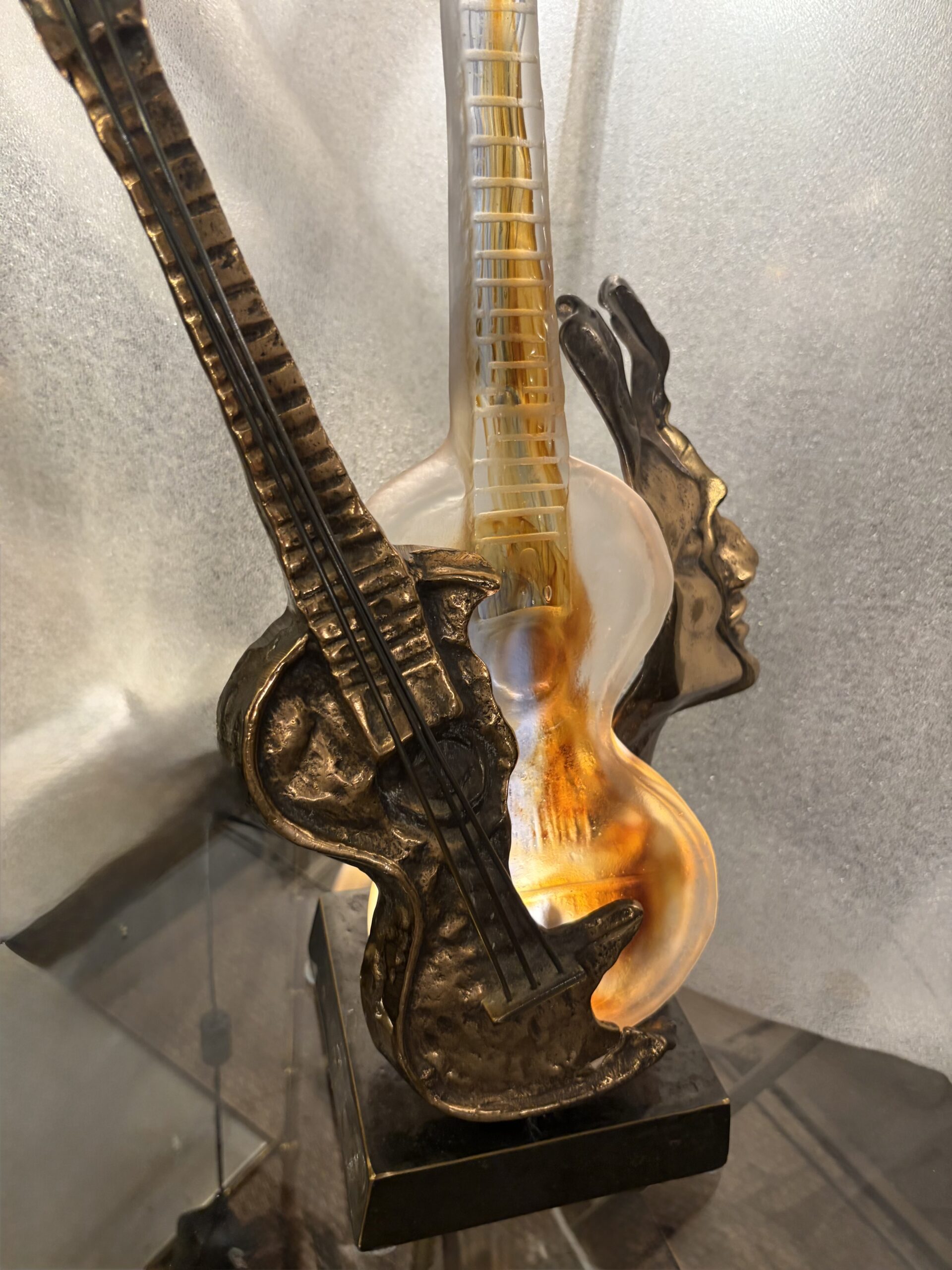 1970/80 Lampe Guitare En Bronze Et Pate De Verre , Sculpture Signée LOHE – Image 2
