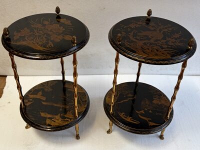 1950/70′ Paire De Guéridons Maison Baguès Décor Bambou en Bronze Doré Avec Plateaux Laque de Chine Diamètre 35 Cm H 59 Cm