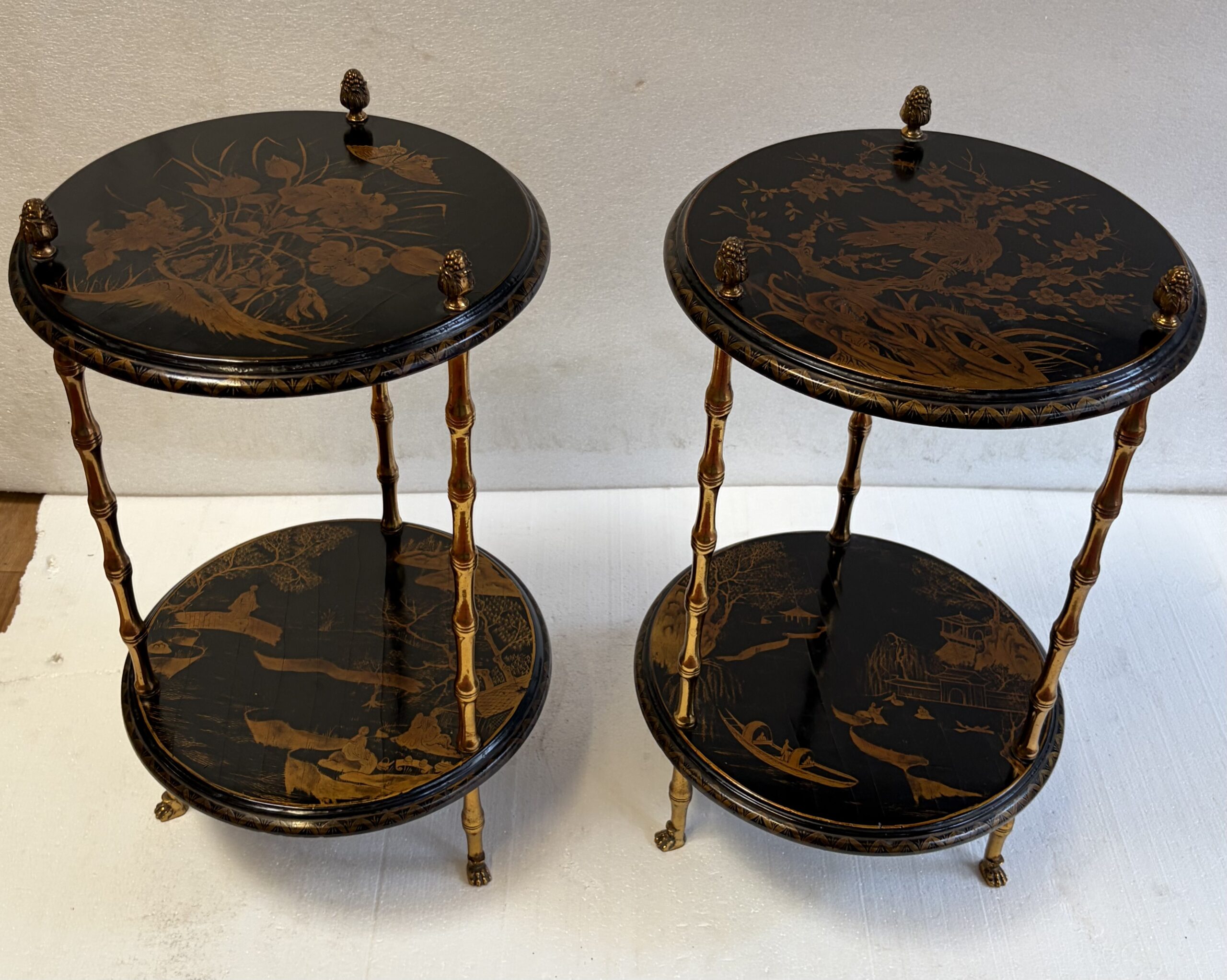 1950/70′ Paire De Guéridons Maison Baguès Décor Bambou en Bronze Doré Avec Plateaux Laque de Chine Diamètre 35 Cm H 59 Cm