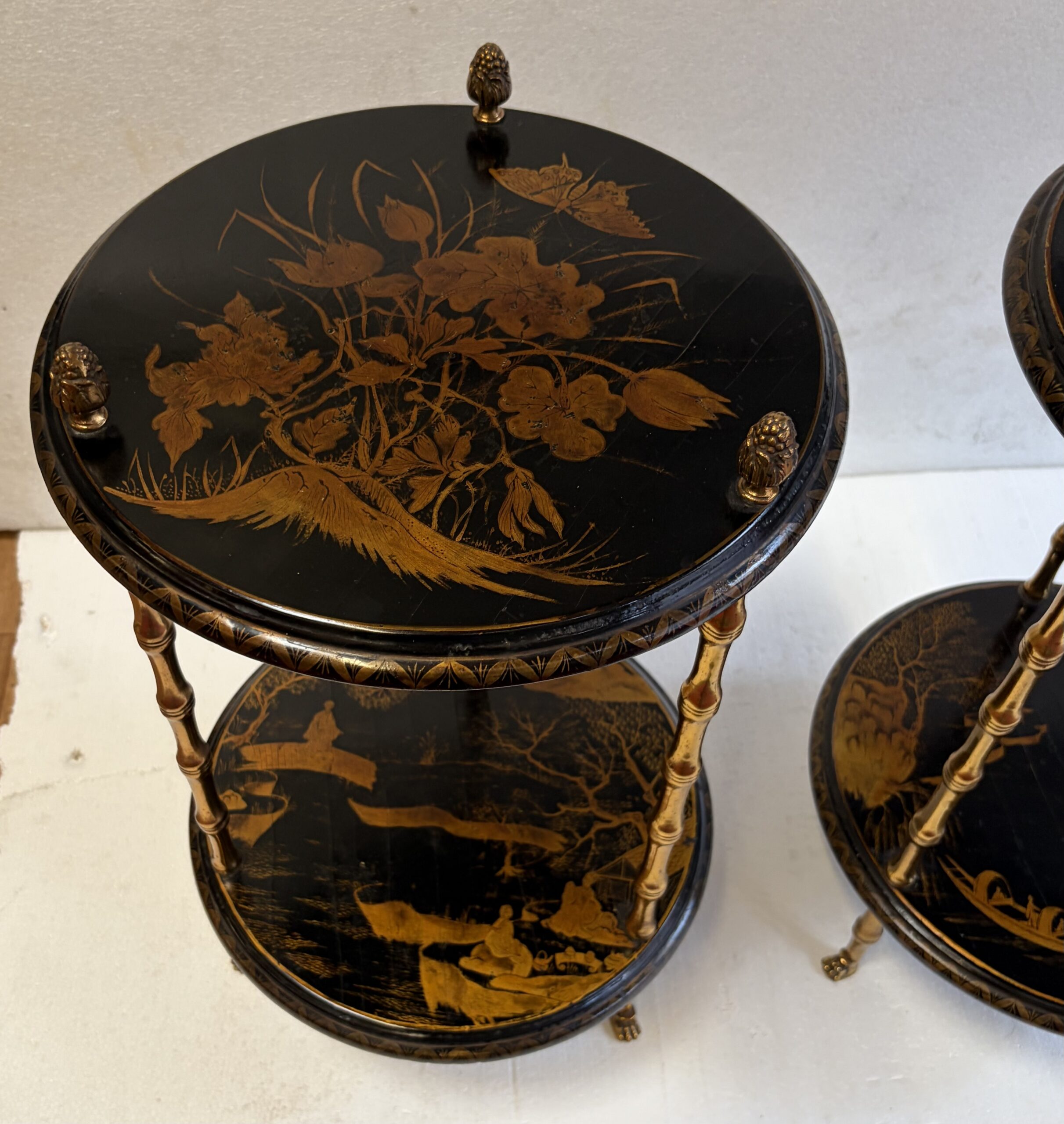 1950/70′ Paire De Guéridons Maison Baguès Décor Bambou en Bronze Doré Avec Plateaux Laque de Chine Diamètre 35 Cm H 59 Cm – Image 2