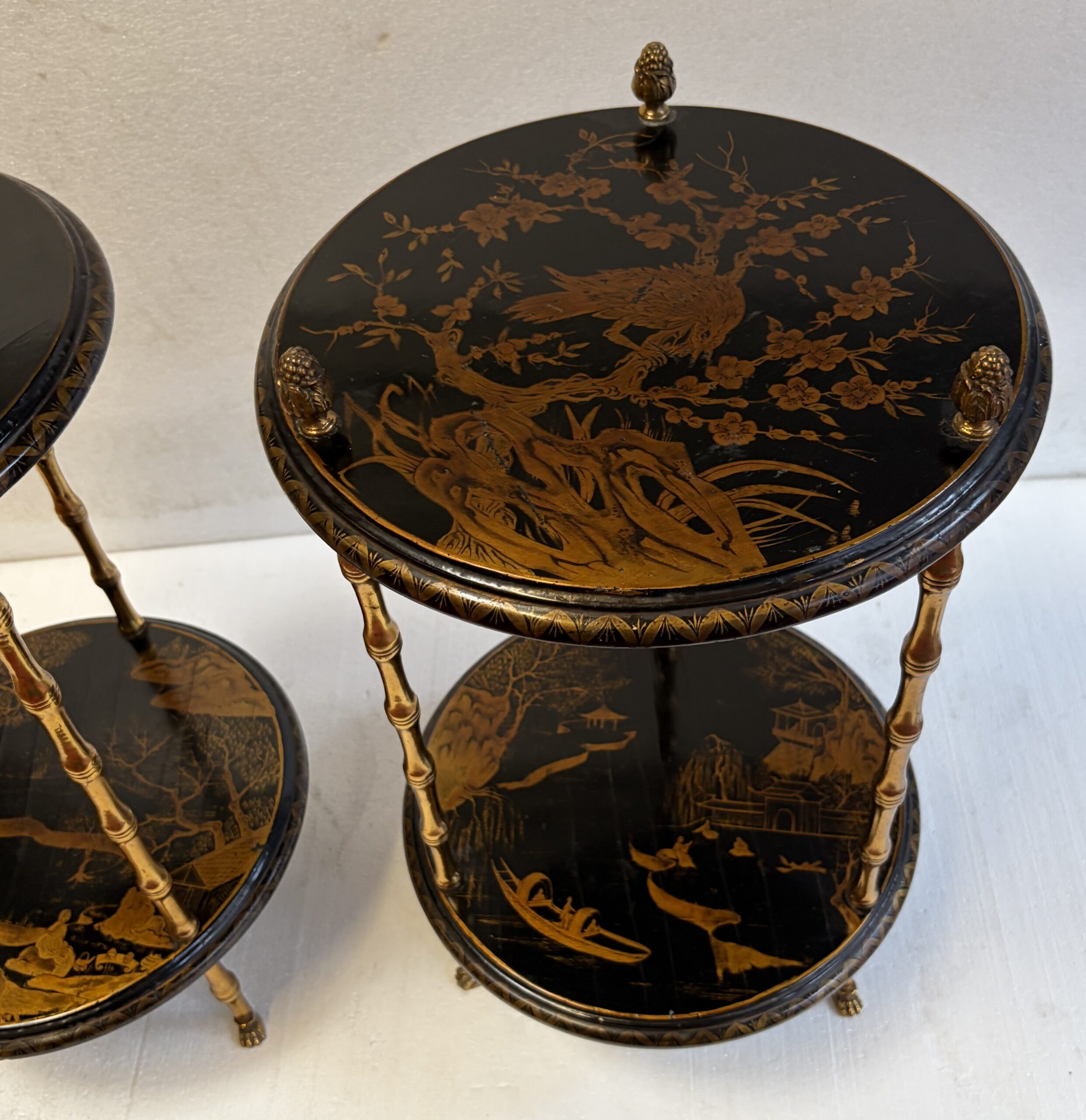 1950/70′ Paire De Guéridons Maison Baguès Décor Bambou en Bronze Doré Avec Plateaux Laque de Chine Diamètre 35 Cm H 59 Cm – Image 11