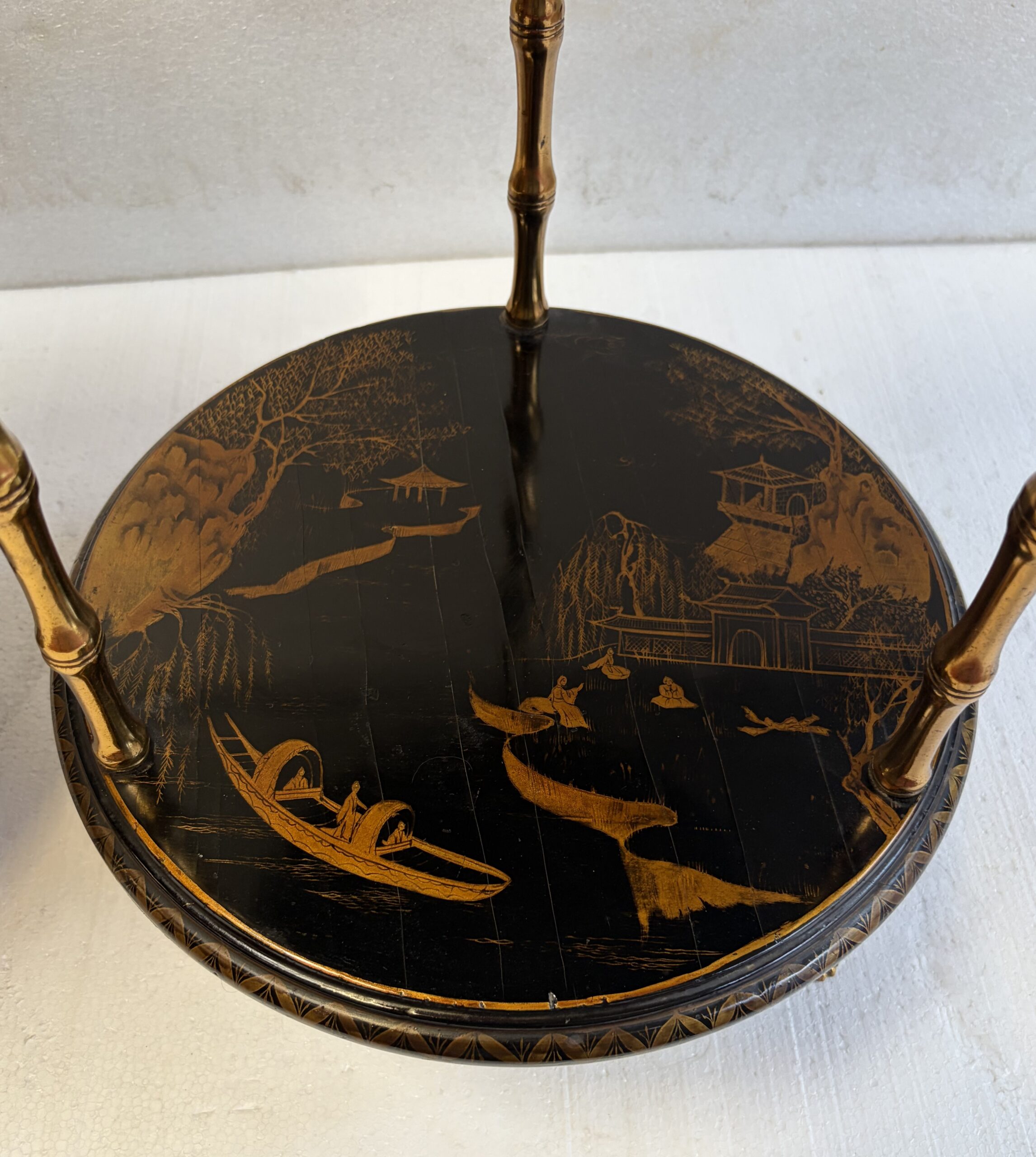 1950/70′ Paire De Guéridons Maison Baguès Décor Bambou en Bronze Doré Avec Plateaux Laque de Chine Diamètre 35 Cm H 59 Cm – Image 10