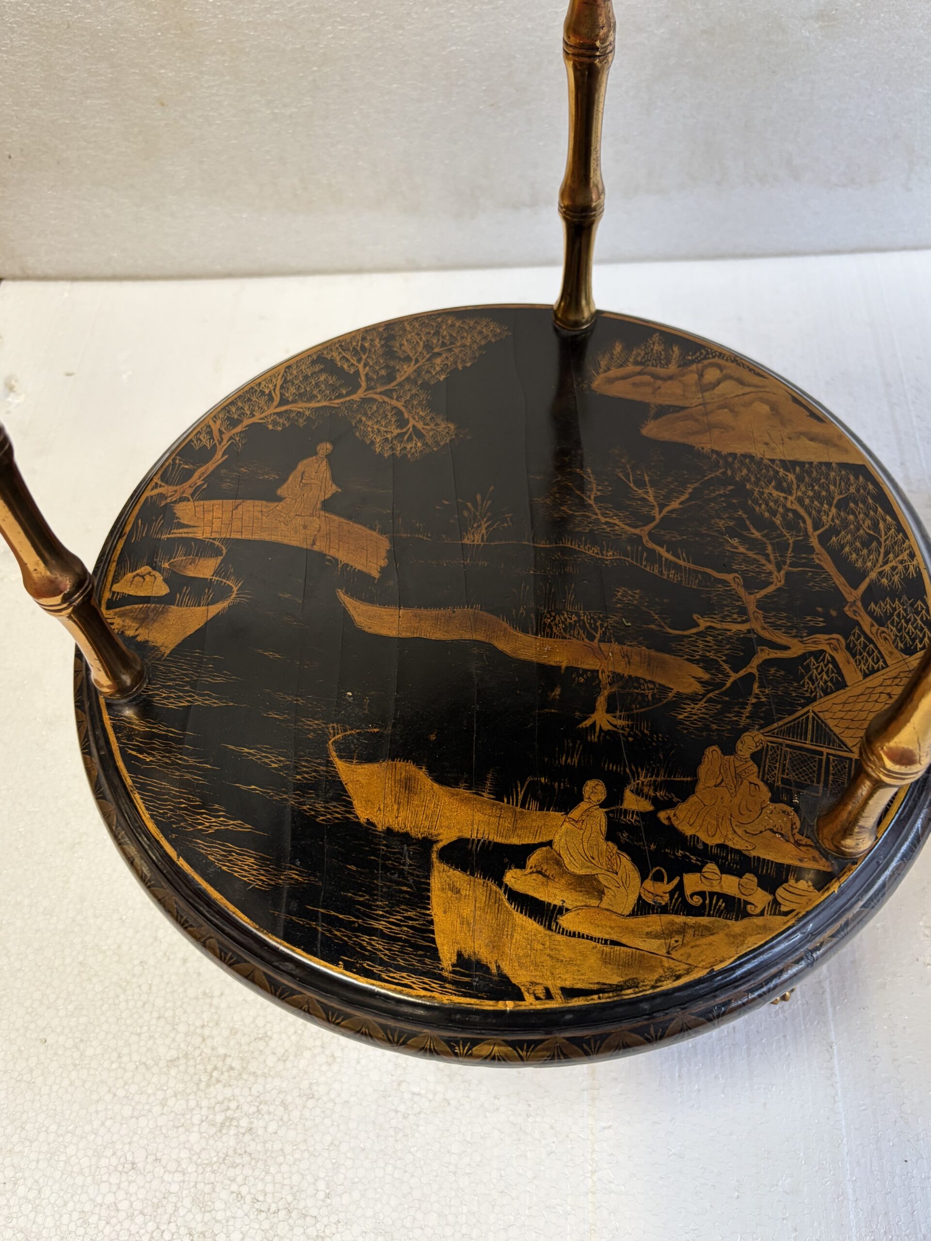 1950/70′ Paire De Guéridons Maison Baguès Décor Bambou en Bronze Doré Avec Plateaux Laque de Chine Diamètre 35 Cm H 59 Cm – Image 9