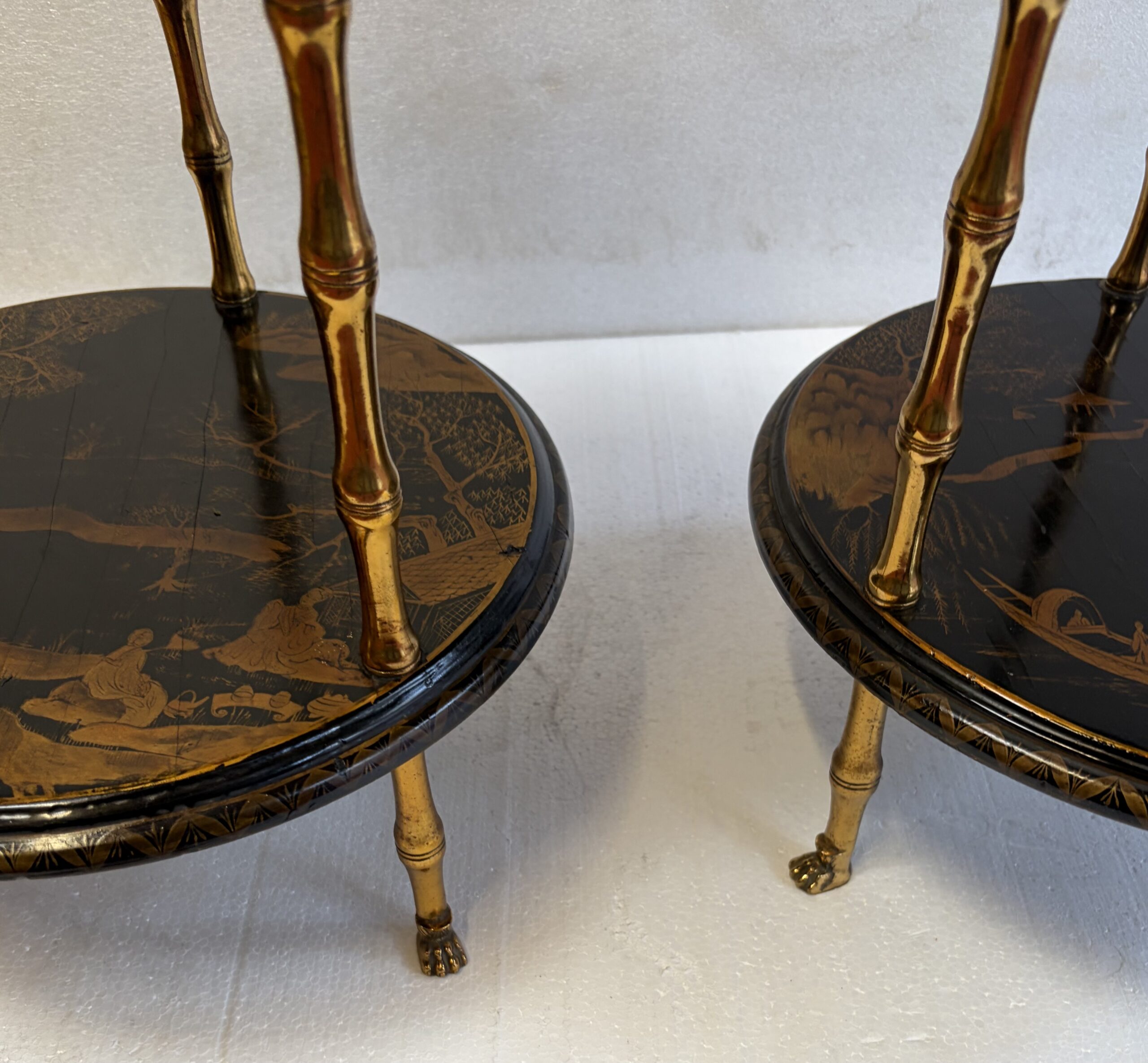 1950/70′ Paire De Guéridons Maison Baguès Décor Bambou en Bronze Doré Avec Plateaux Laque de Chine Diamètre 35 Cm H 59 Cm – Image 8